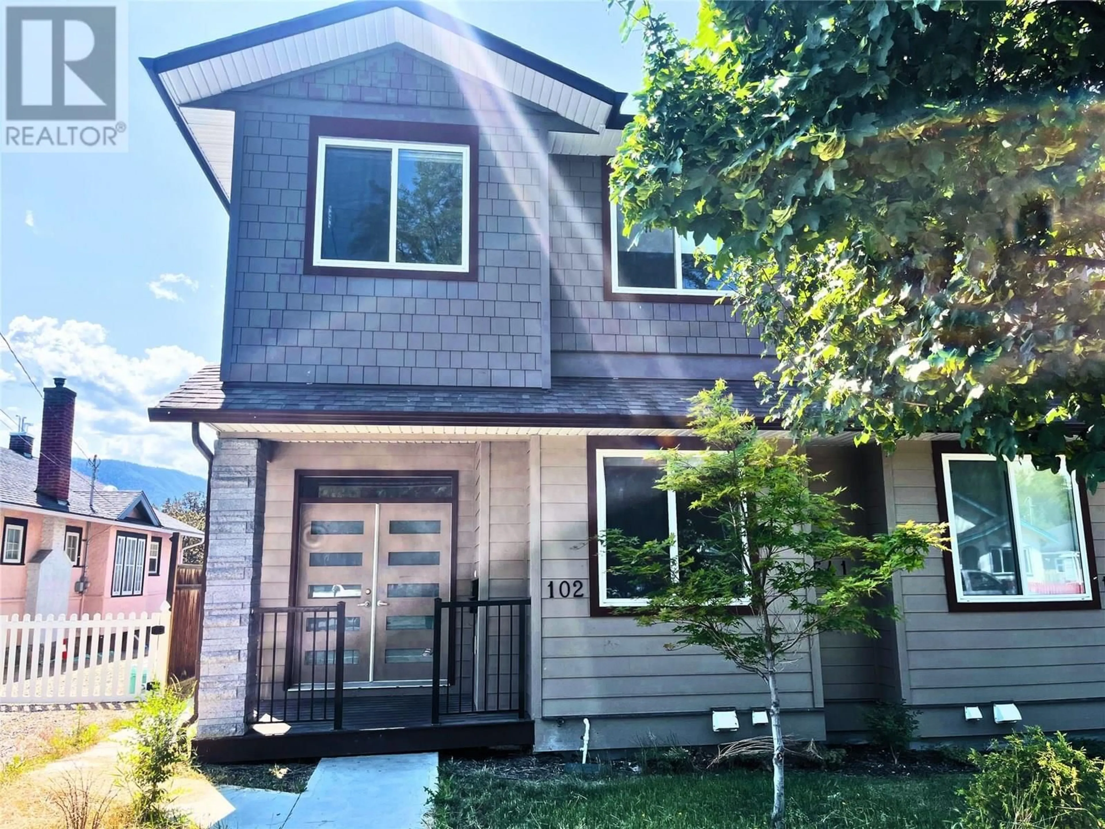 Home with vinyl exterior material, street for 102 - 641 WINNIPEG STREET, Penticton British Columbia V2A5N1