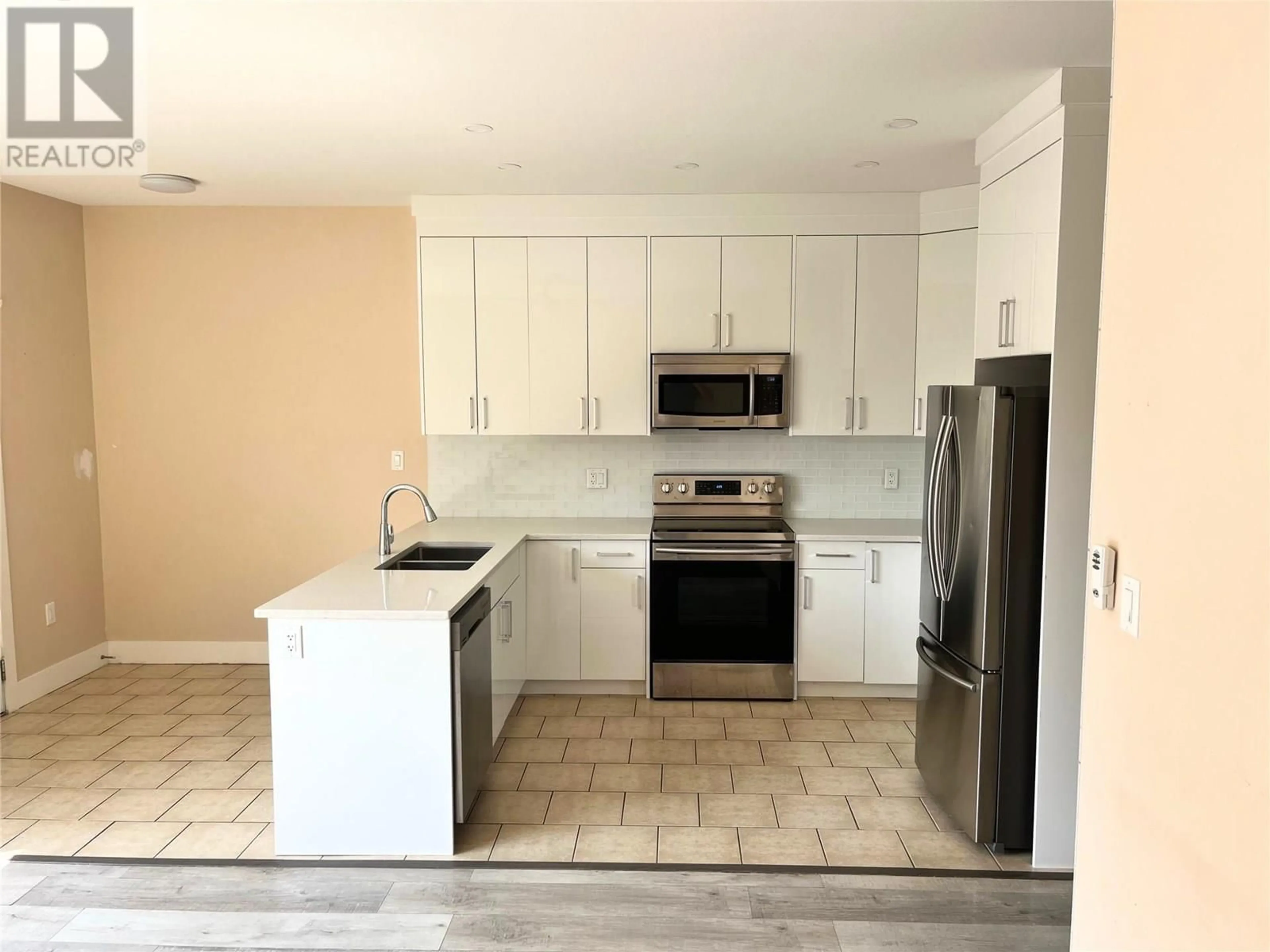 Standard kitchen, ceramic/tile floor for 102 - 641 WINNIPEG STREET, Penticton British Columbia V2A5N1