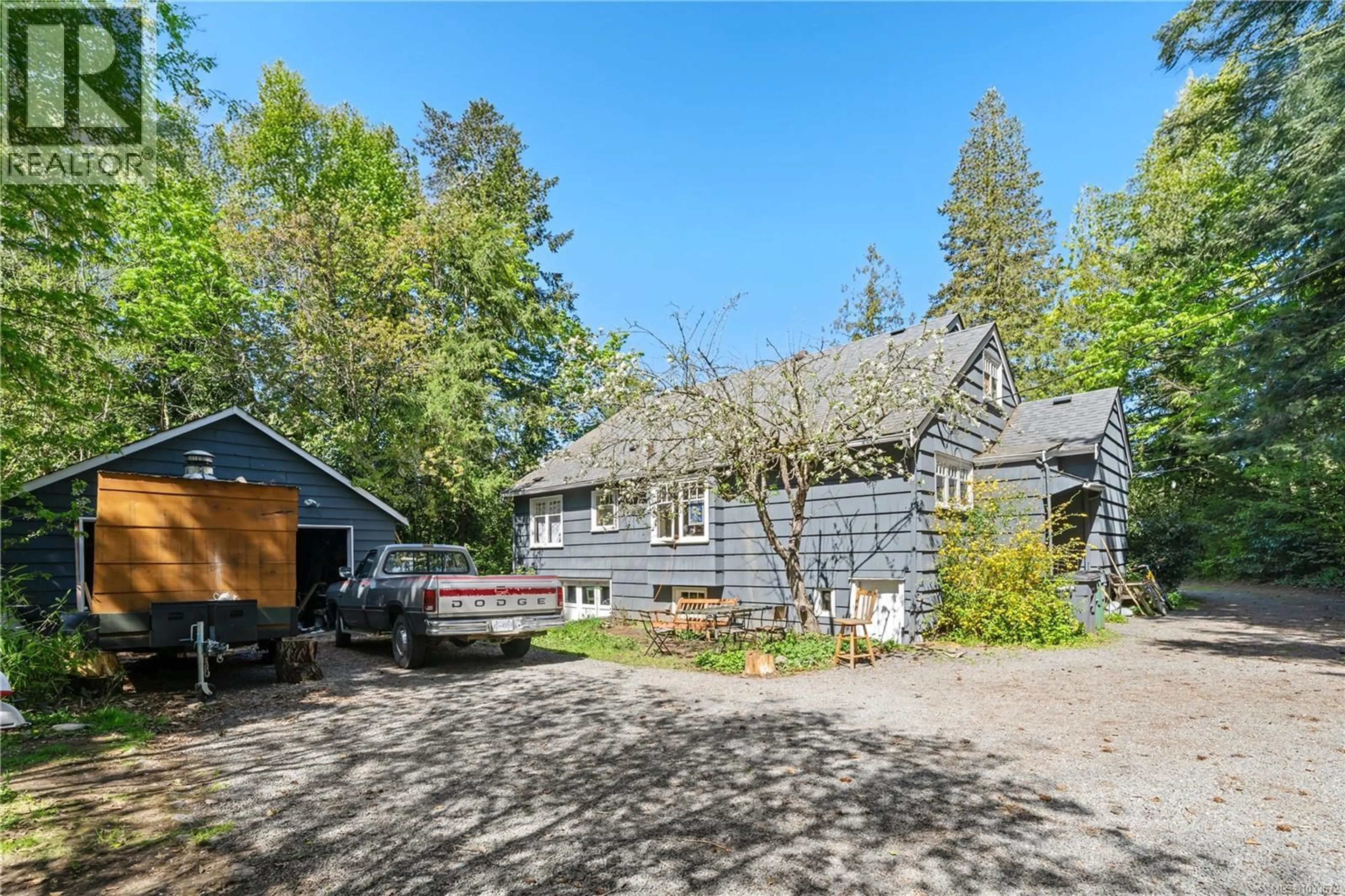 A pic from outside/outdoor area/front of a property/back of a property/a pic from drone, street for 2895 MURRAY DRIVE, Saanich British Columbia V9A2S6