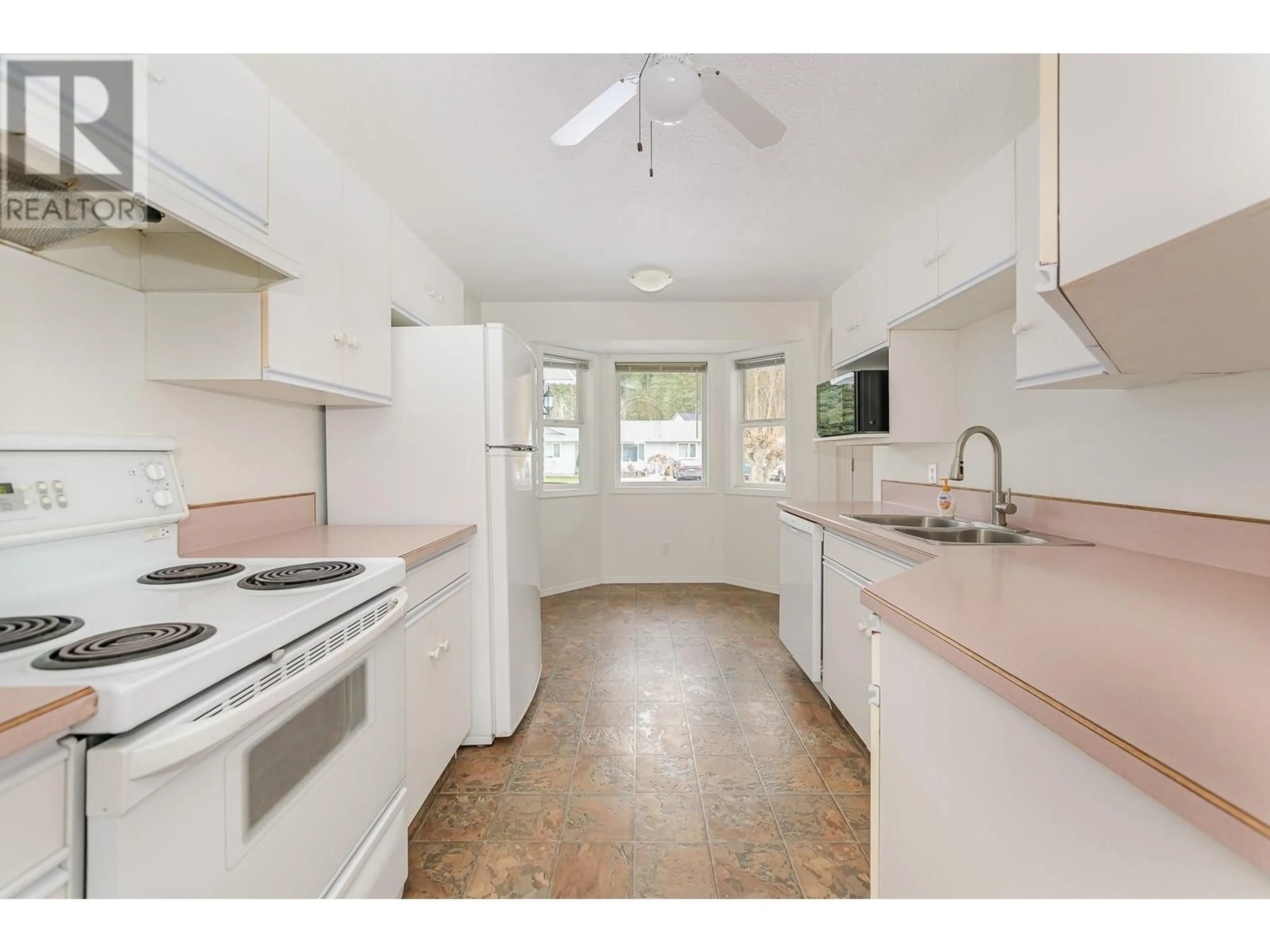 Standard kitchen, unknown for 422 Cottonwood Avenue, Sicamous British Columbia V0E2V1