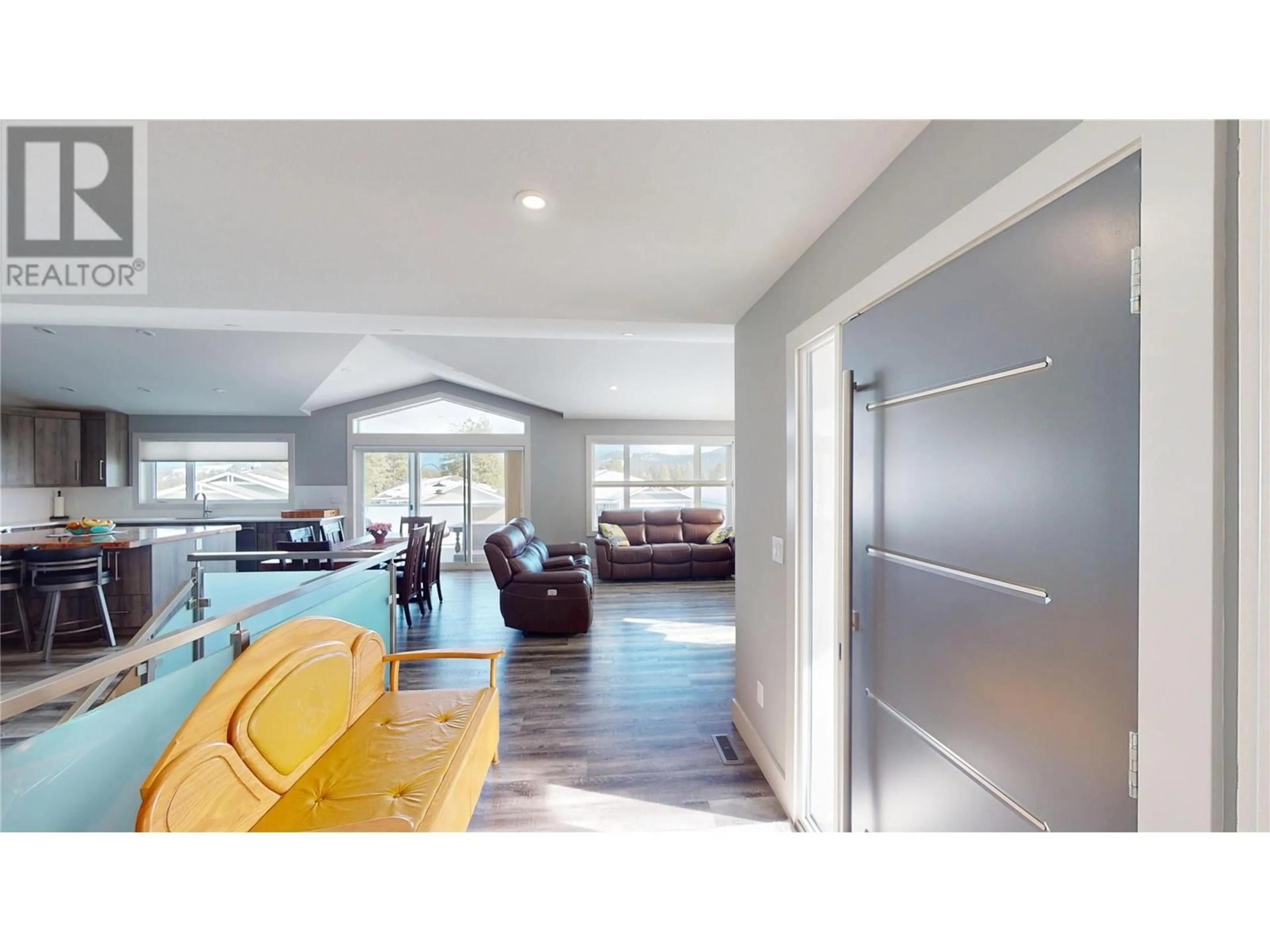 Open concept kitchen, wood/laminate floor for 307 LEGACY LOOKOUT OTHER, Cranbrook British Columbia V1C0E4