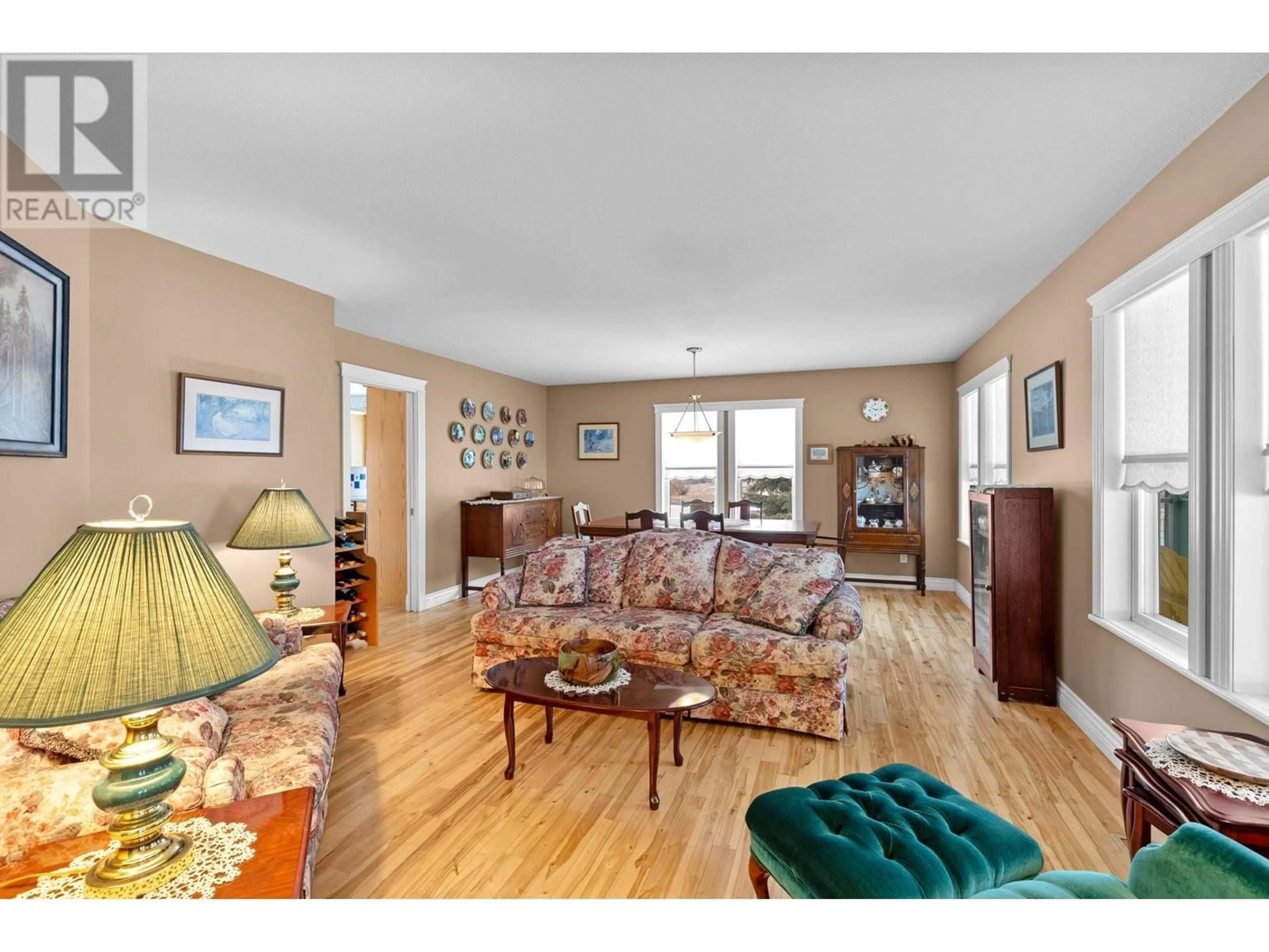 Living room with furniture, wood/laminate floor for 15326 Oyama Road, Lake Country British Columbia V4V2C5