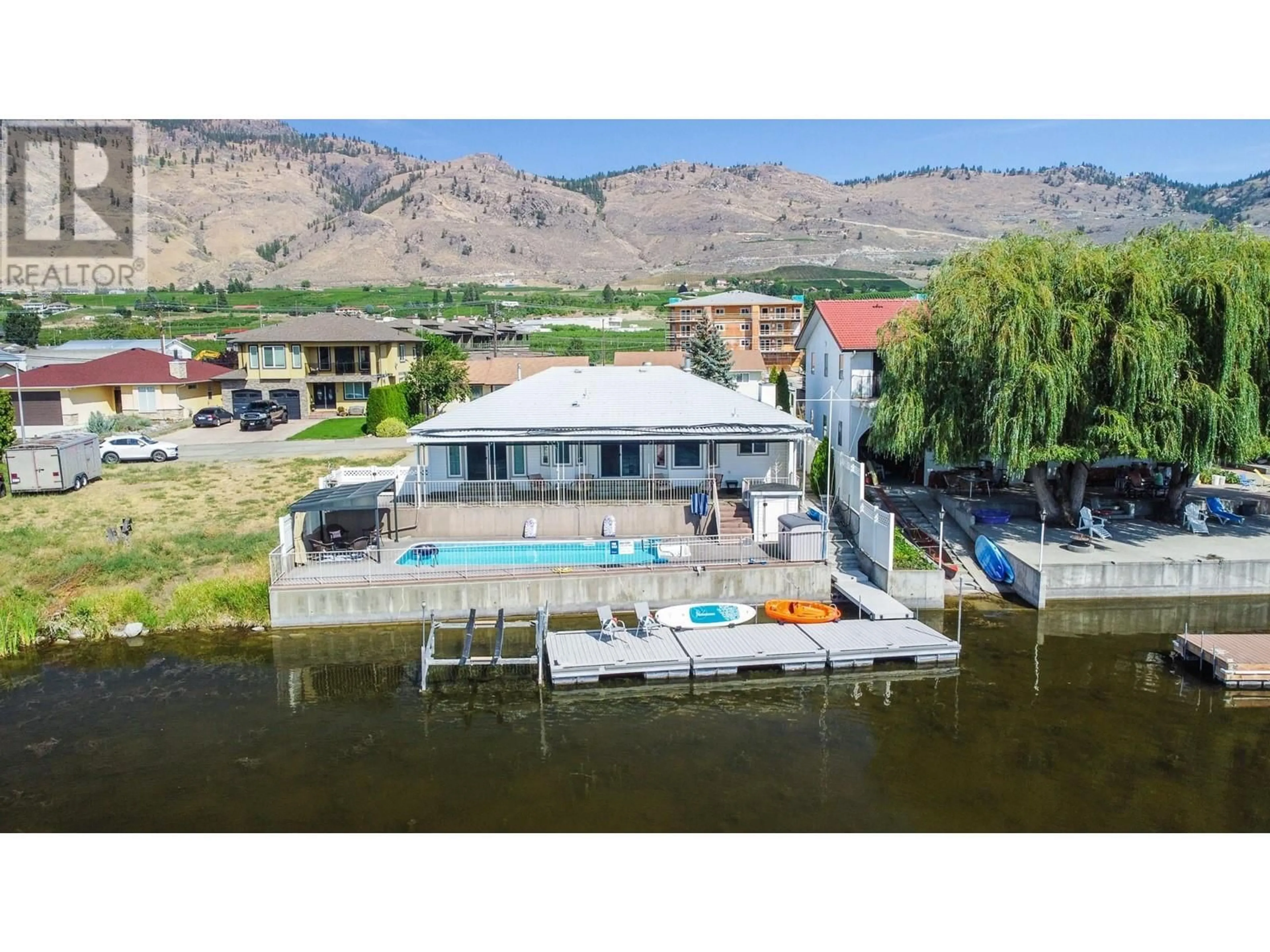 A pic from outside/outdoor area/front of a property/back of a property/a pic from drone, water/lake/river/ocean view for 32 BAYVIEW CRESCENT, Osoyoos British Columbia V0H1V6