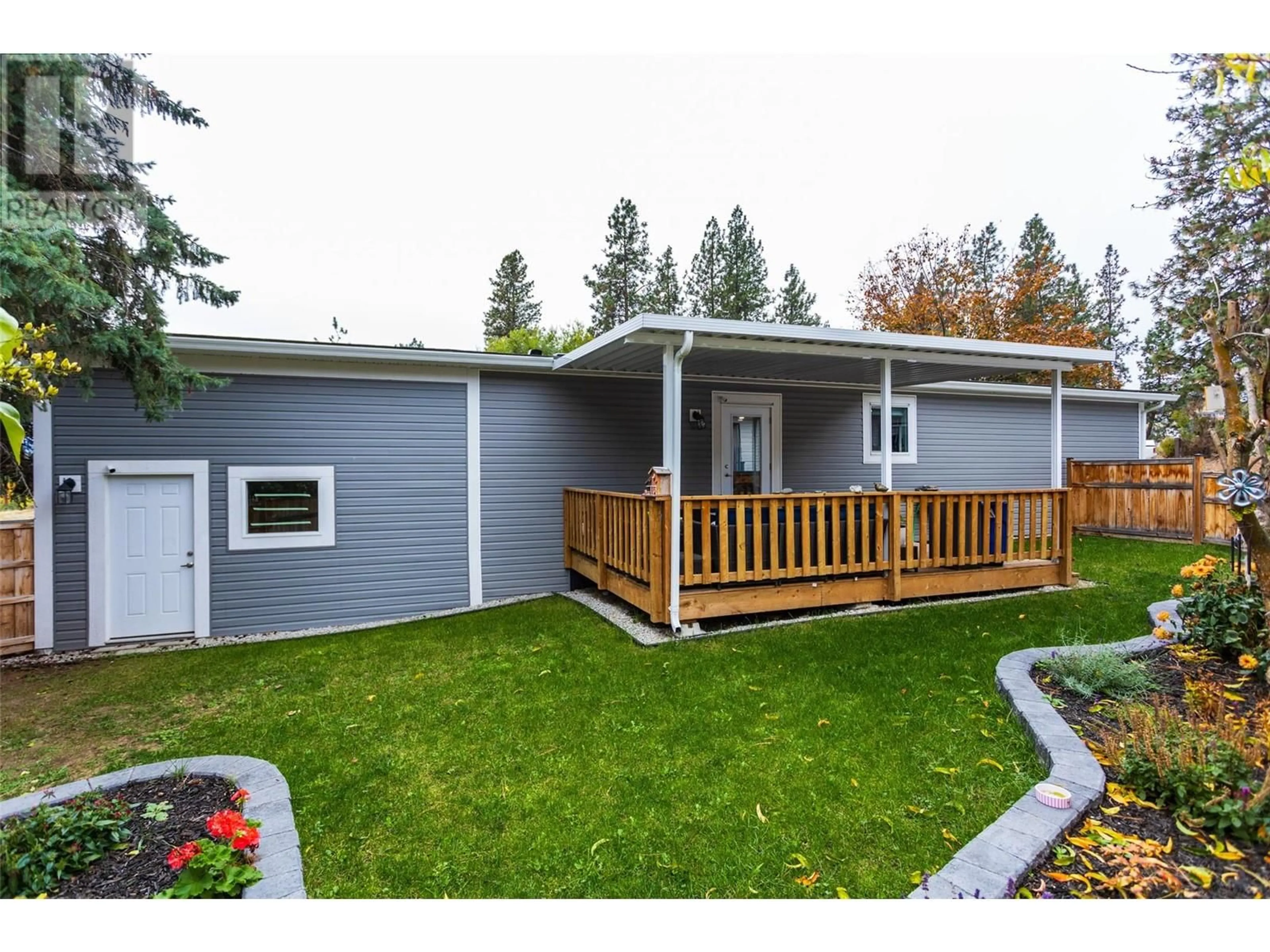 Home with vinyl exterior material, street for 32 - 1999 HIGHWAY 97 OTHER SOUTH, West Kelowna British Columbia V1Z1B2