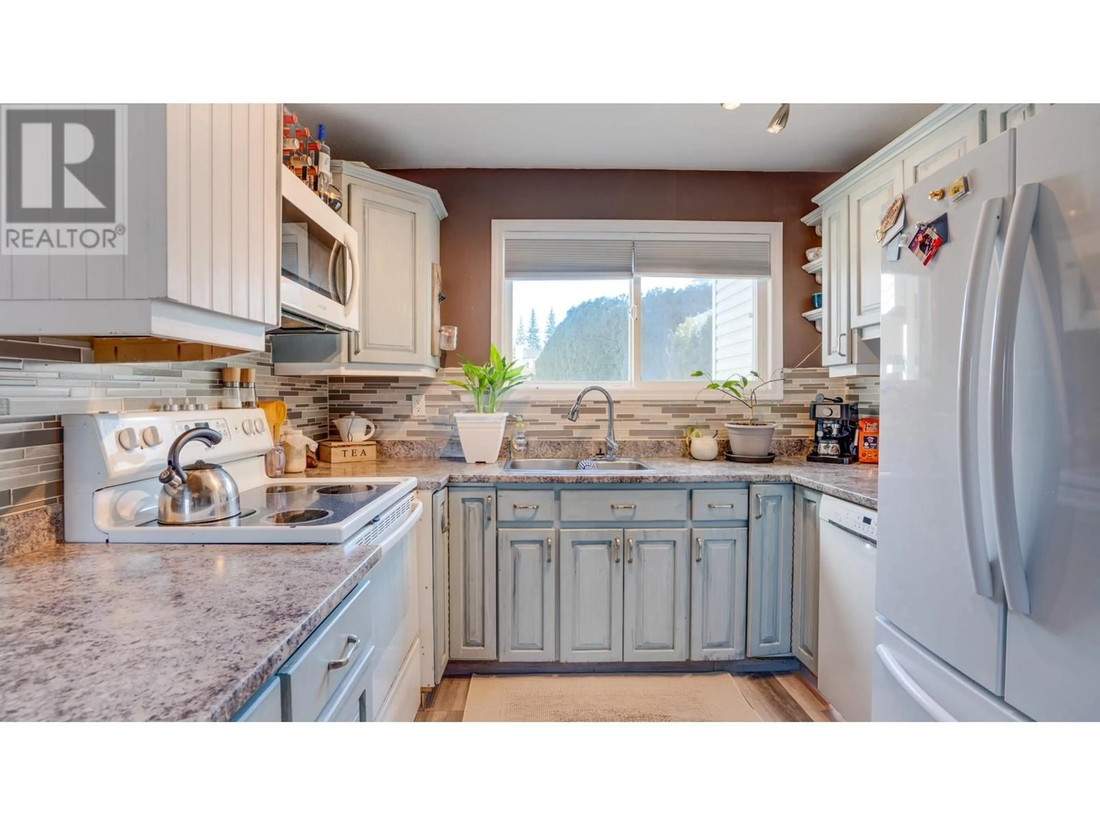 Open concept kitchen, unknown for 563 24 Street NE, Salmon Arm British Columbia V1E2K2