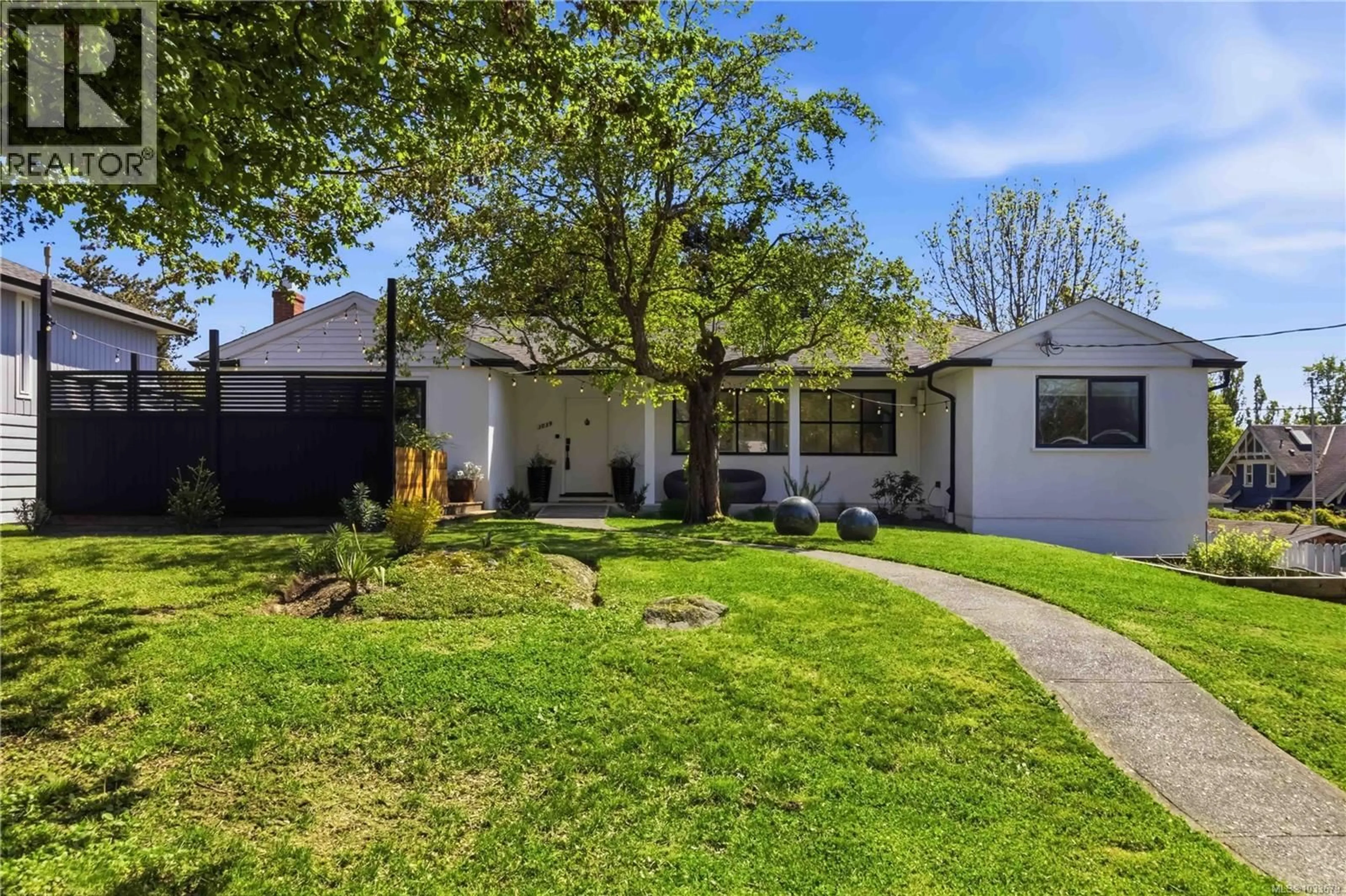 A pic from outside/outdoor area/front of a property/back of a property/a pic from drone, street for 3039 BALFOUR AVENUE, Victoria British Columbia V9A1R7