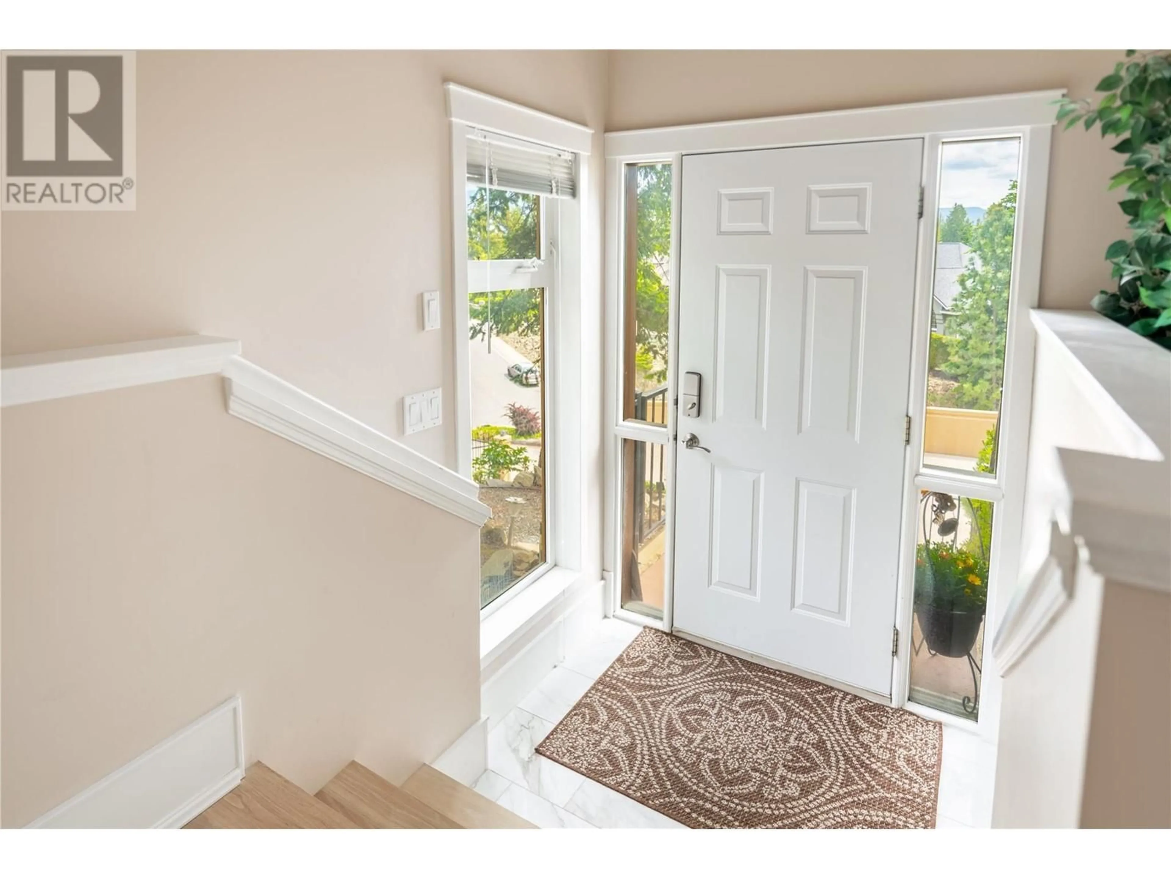 Indoor entryway for 2325 LILLOOET CRESCENT, Kelowna British Columbia V1V1T1