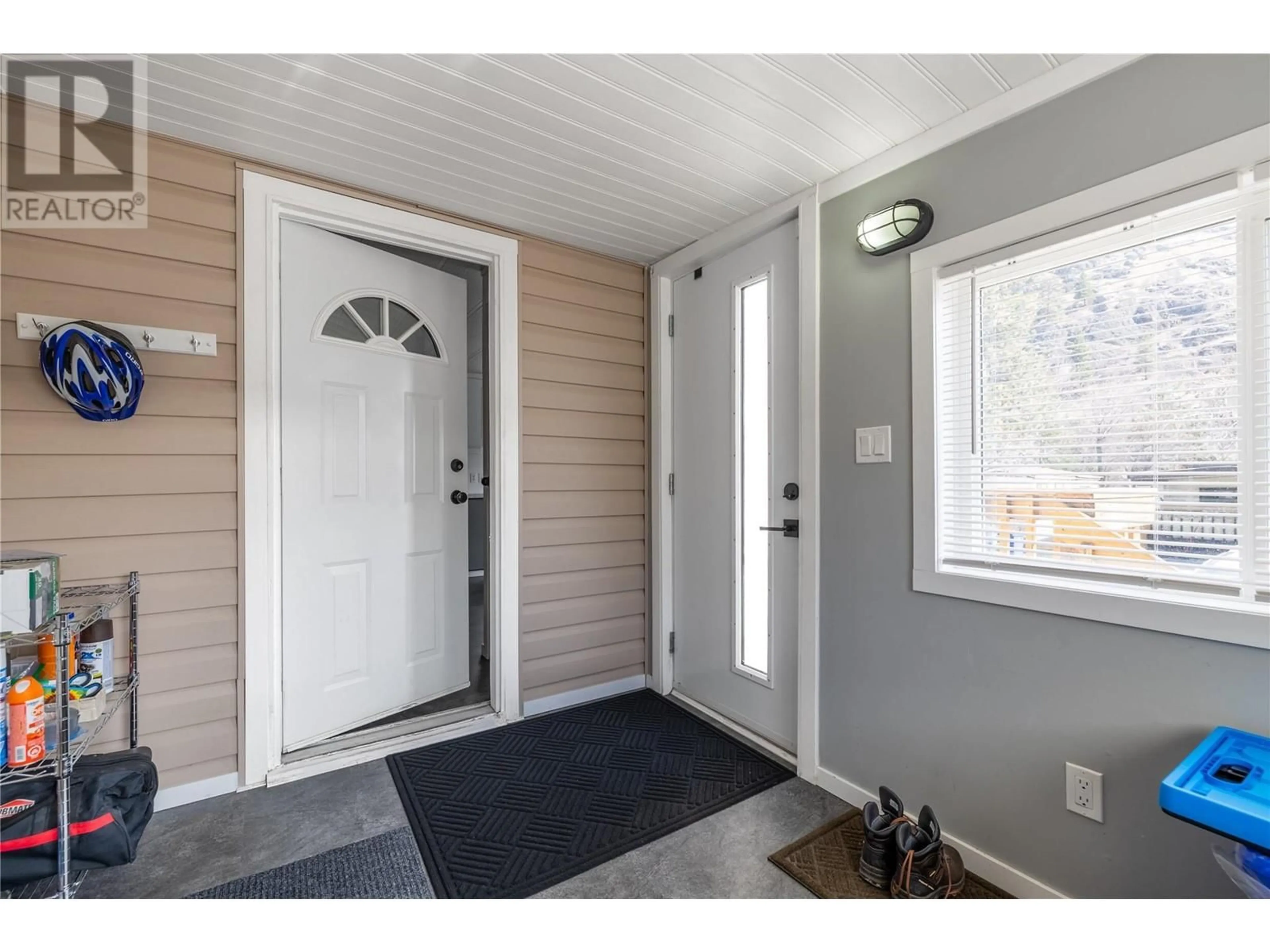 Indoor entryway for 64 - 1929 97 HIGHWAY SOUTH, West Kelowna British Columbia V1Z2Z1