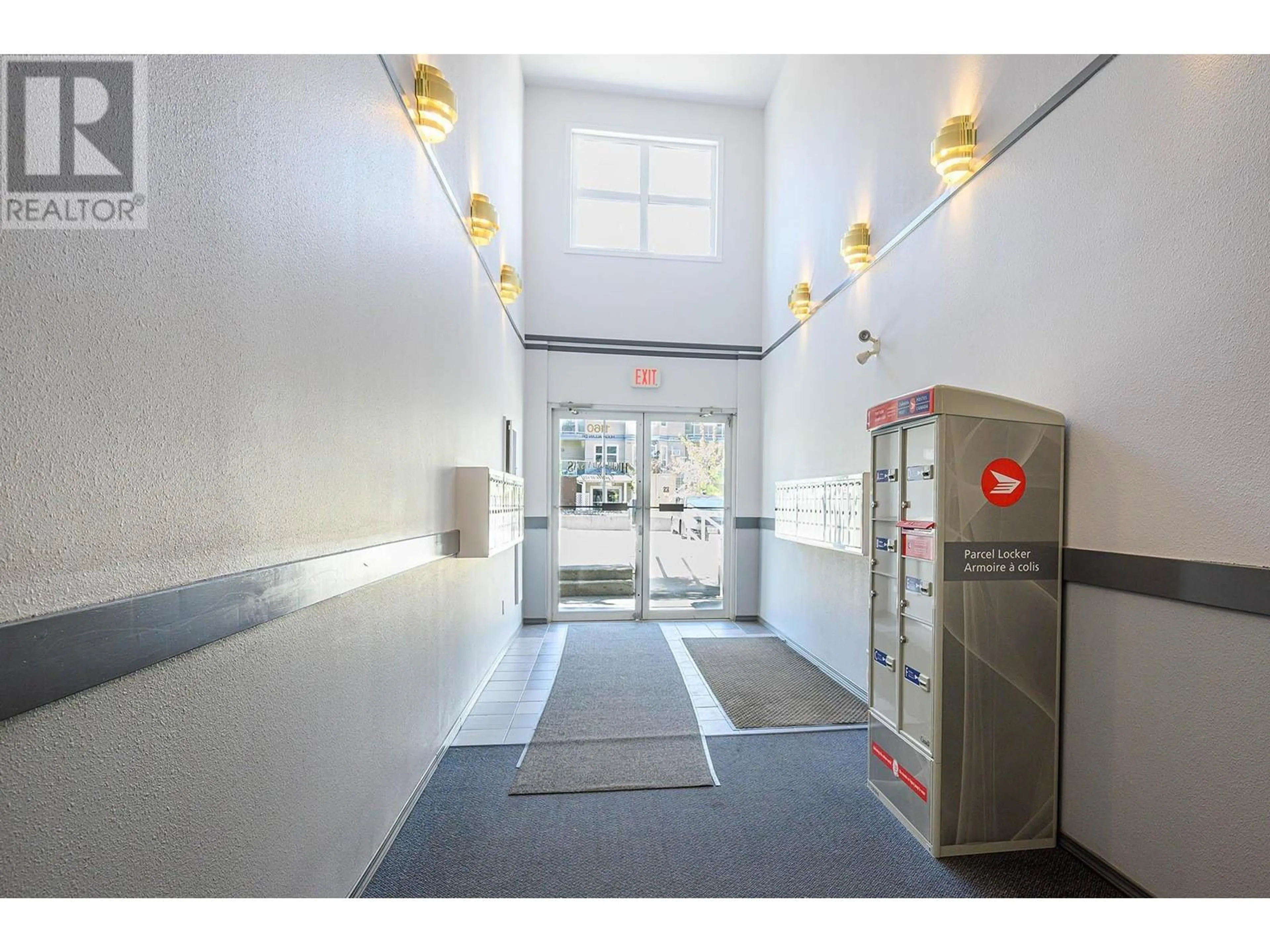 Indoor foyer for 204 - 1160 HUGH ALLAN DRIVE, Kamloops British Columbia V1S1T5