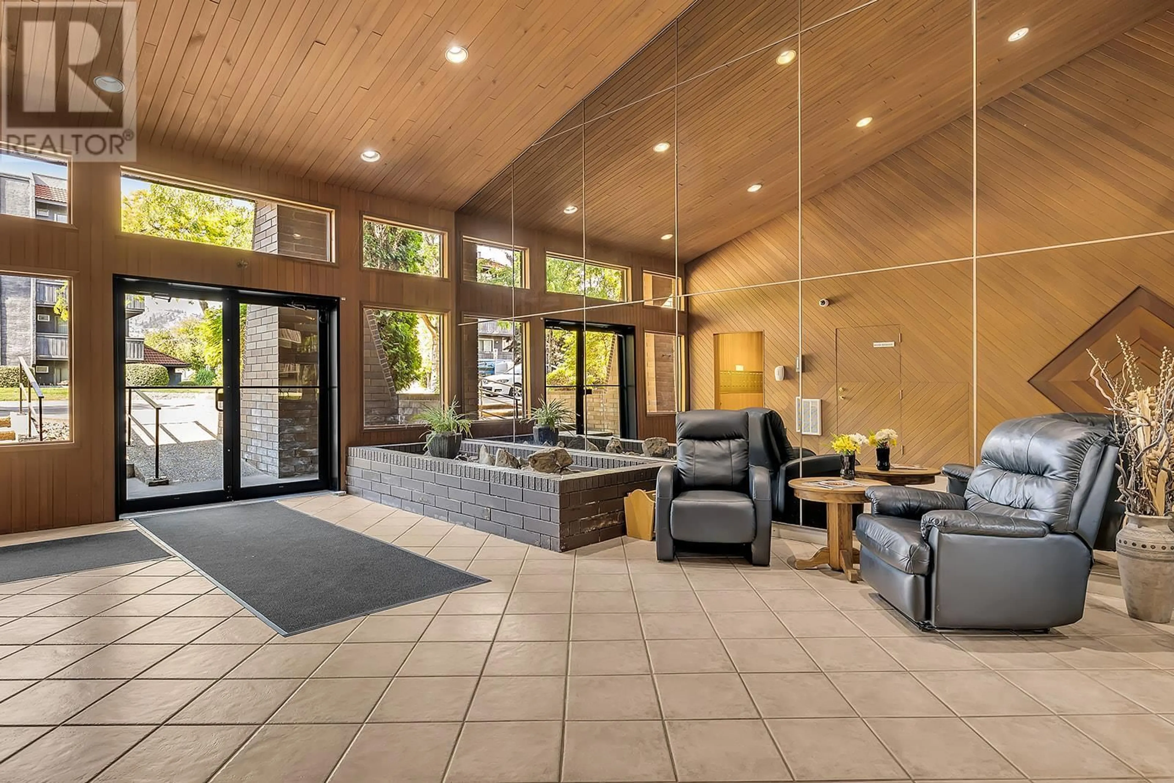 Lobby for 204 - 983 BERNARD AVENUE, Kelowna British Columbia V1Y6P7