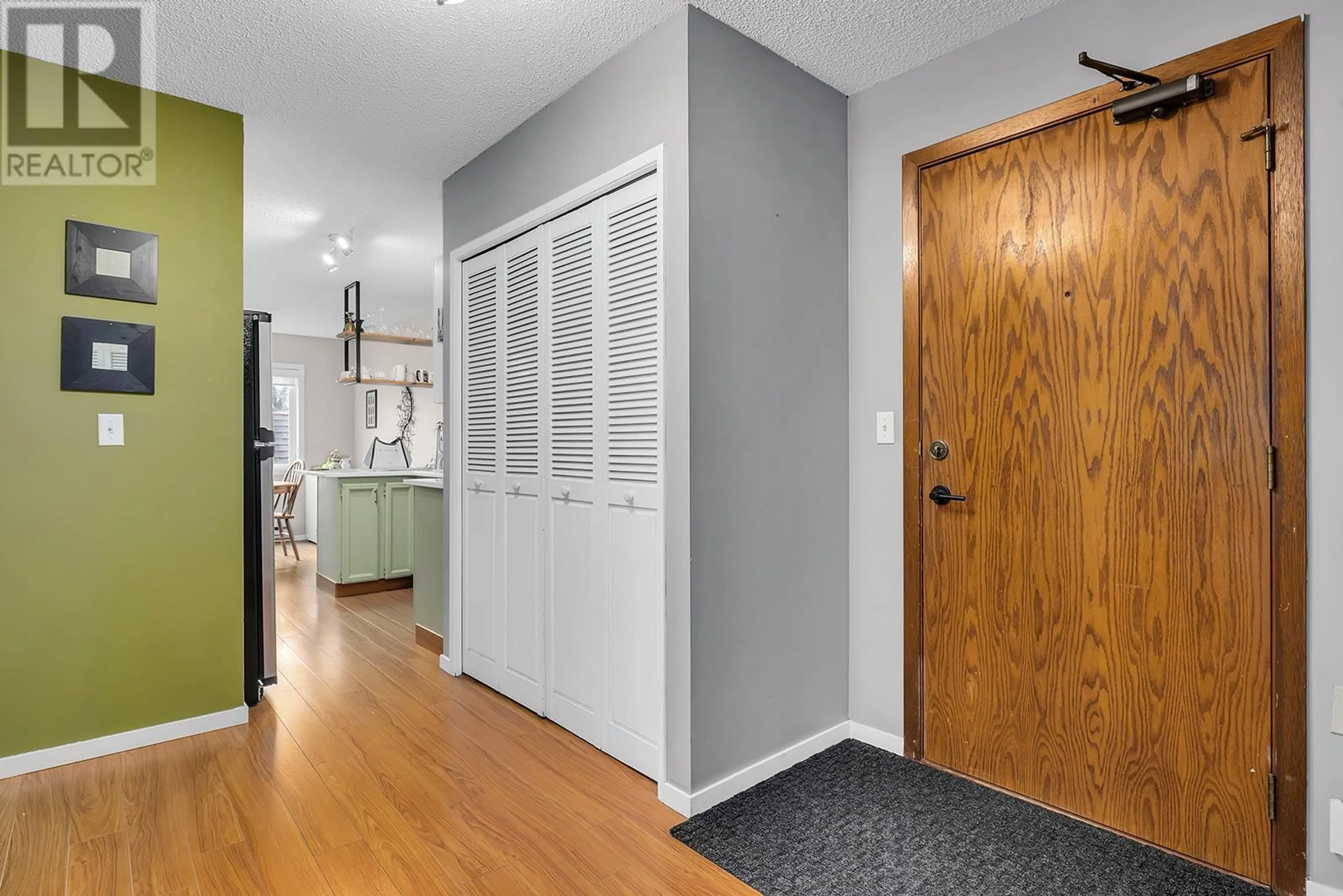 Indoor entryway for 204 - 983 BERNARD AVENUE, Kelowna British Columbia V1Y6P7
