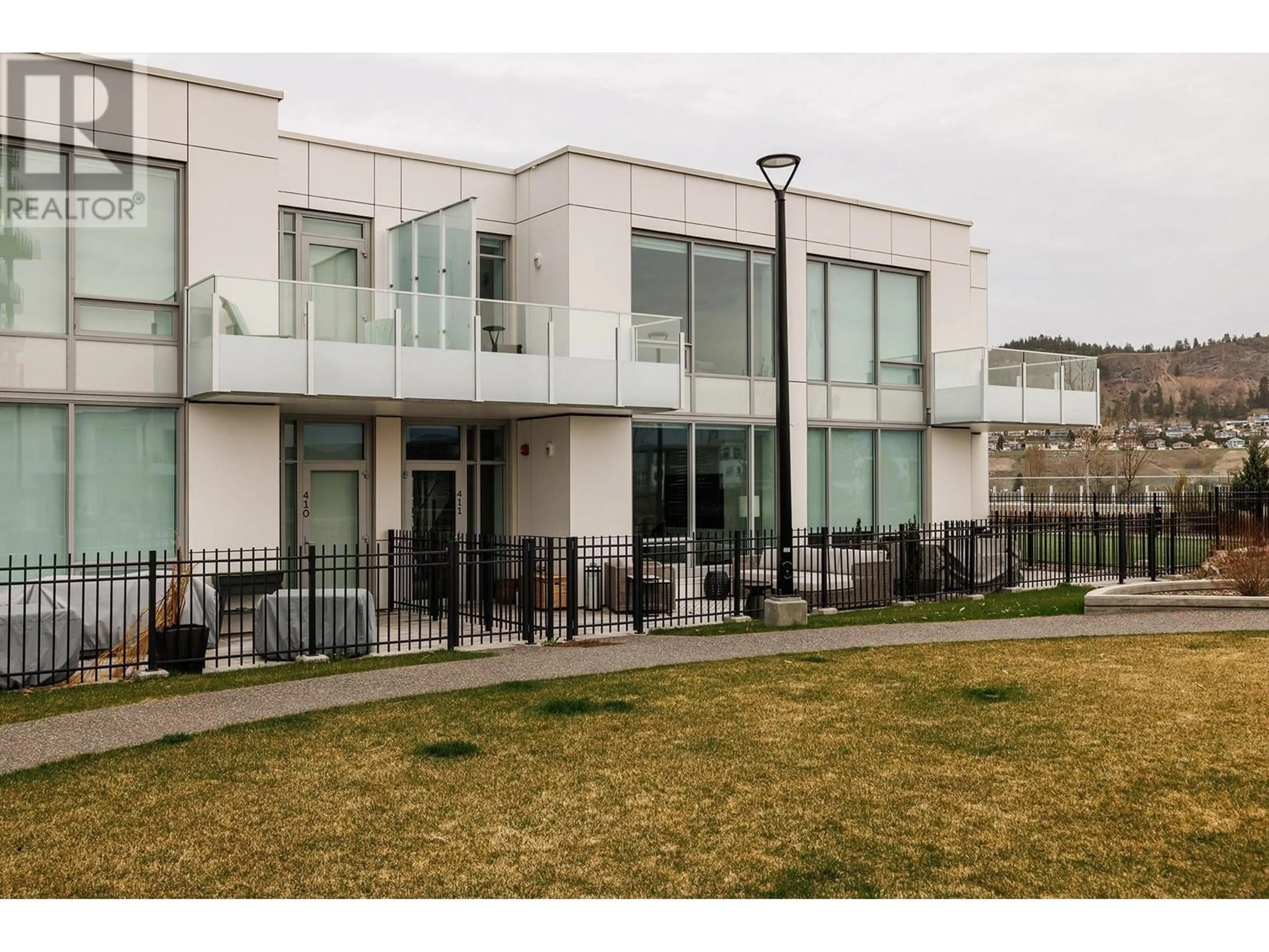 Patio, building for 411 - 1181 SUNSET DRIVE, Kelowna British Columbia V1Y0L4