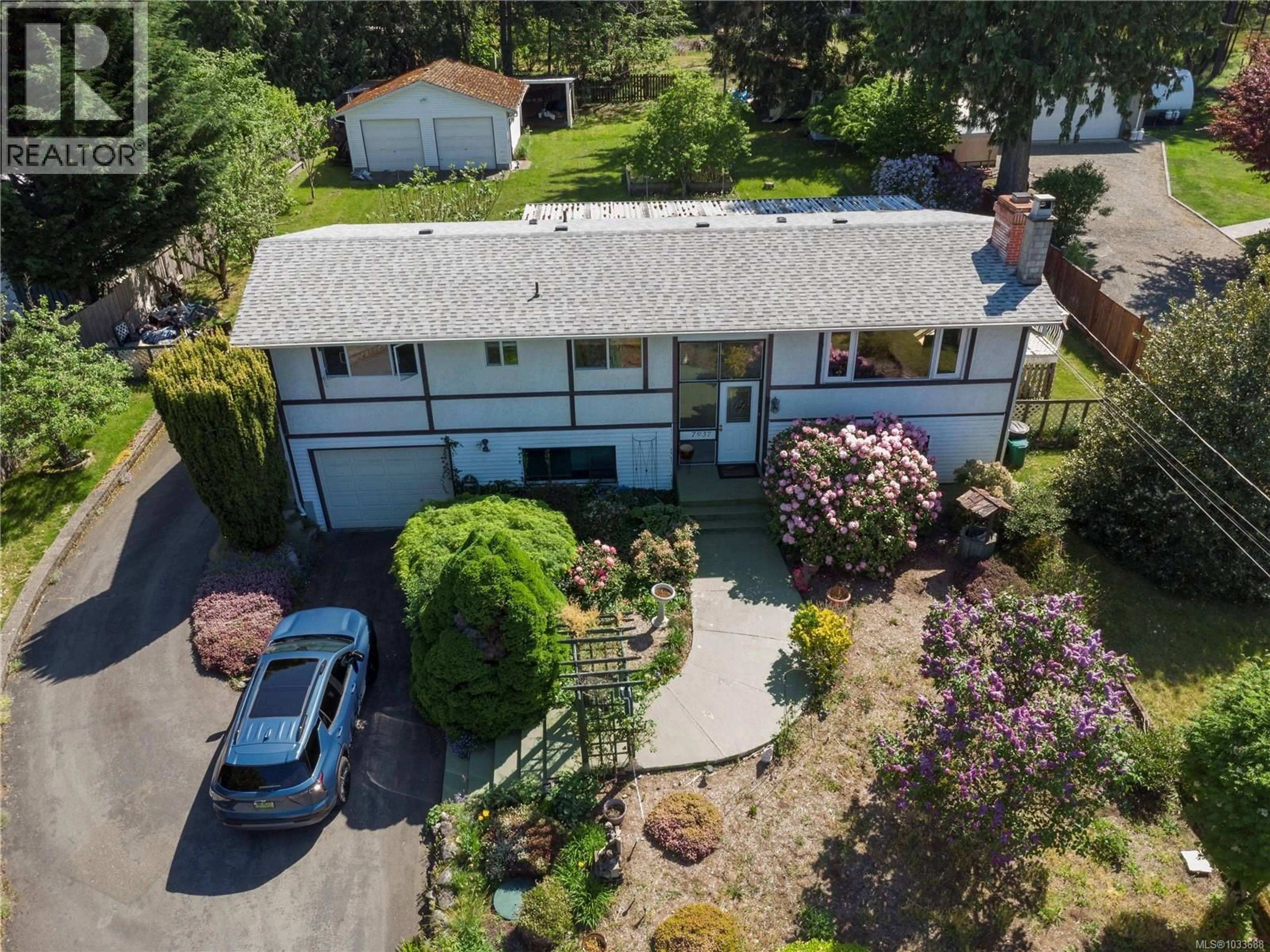 A pic from outside/outdoor area/front of a property/back of a property/a pic from drone, street for 7937 SOUTHWIND DRIVE, Lantzville British Columbia V0R2H0