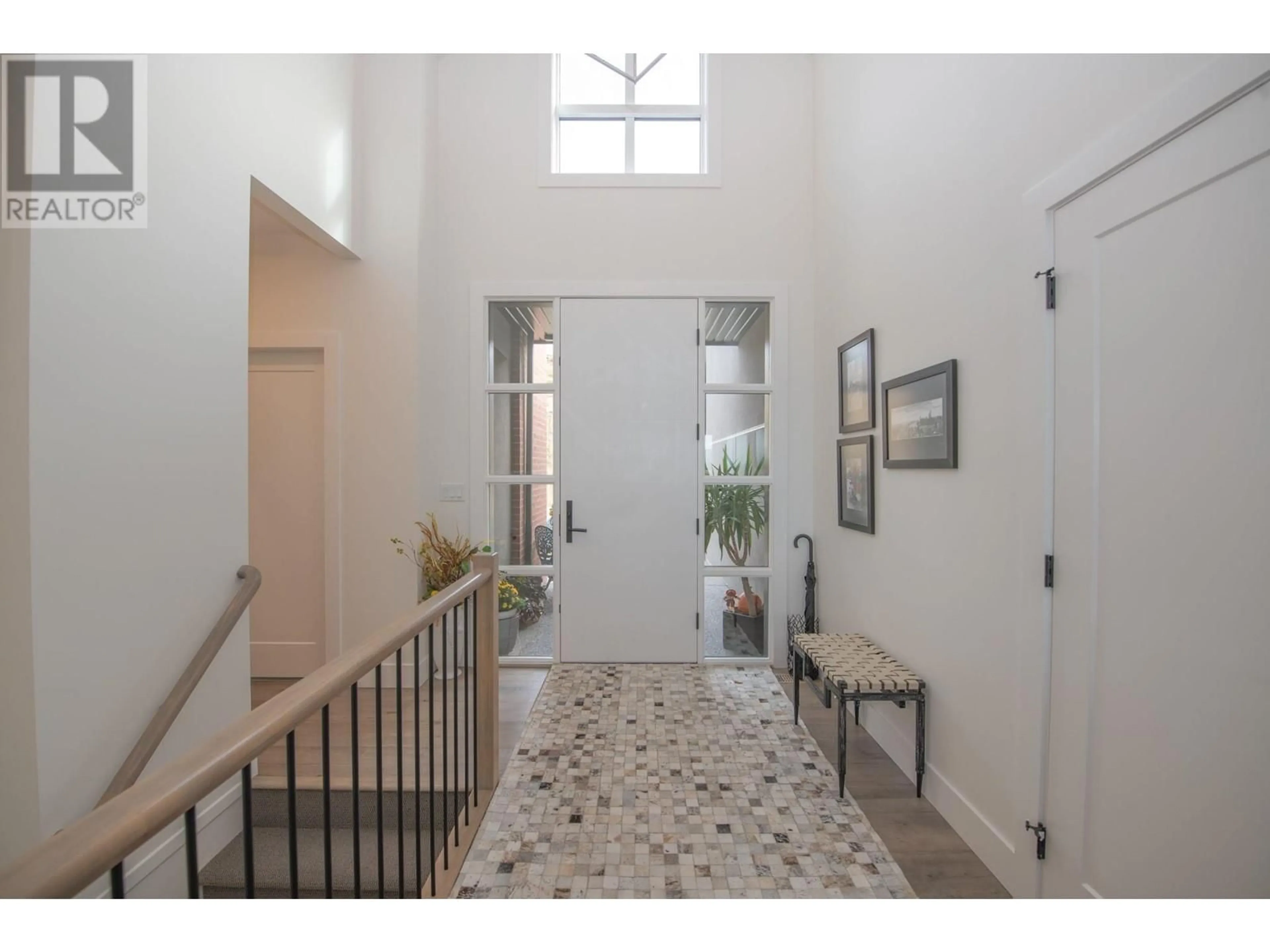 Indoor entryway for 257 DOMINION WAY, Vernon British Columbia V1H2M1