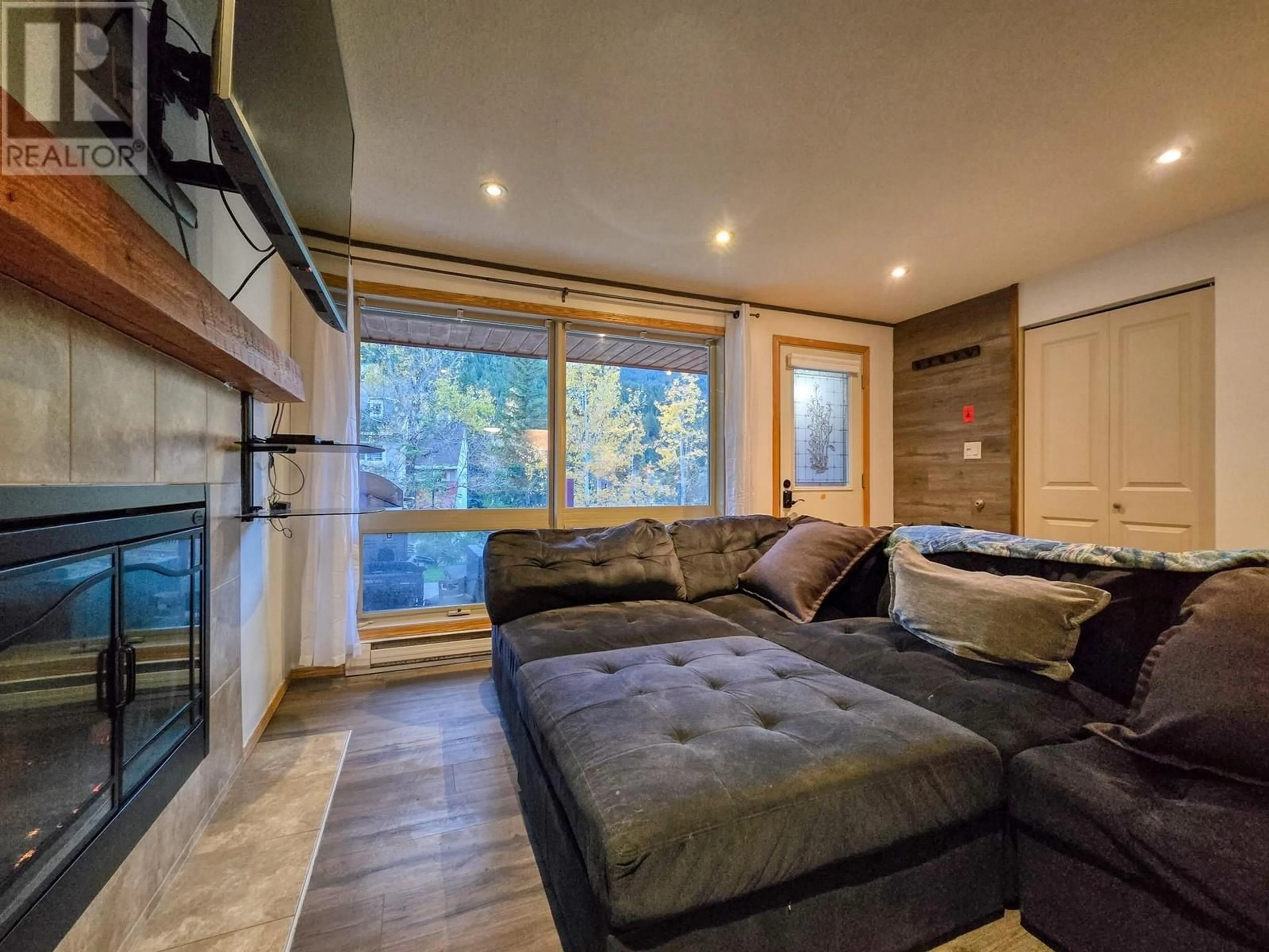 Living room with furniture, unknown for 306 - 2030 PANORAMA DRIVE, Panorama British Columbia V0A1T0