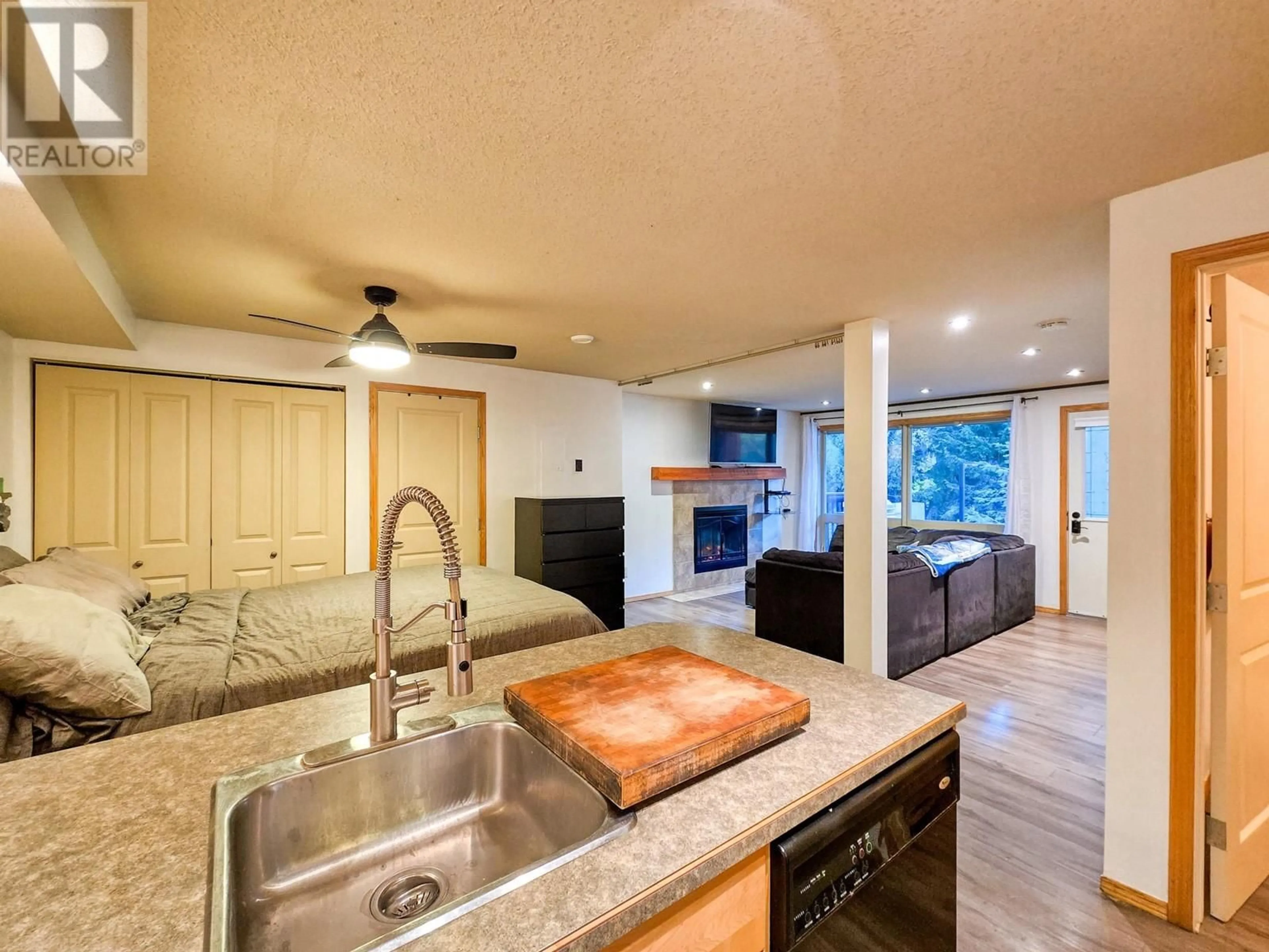 Open concept kitchen, ceramic/tile floor for 306 - 2030 PANORAMA DRIVE, Panorama British Columbia V0A1T0