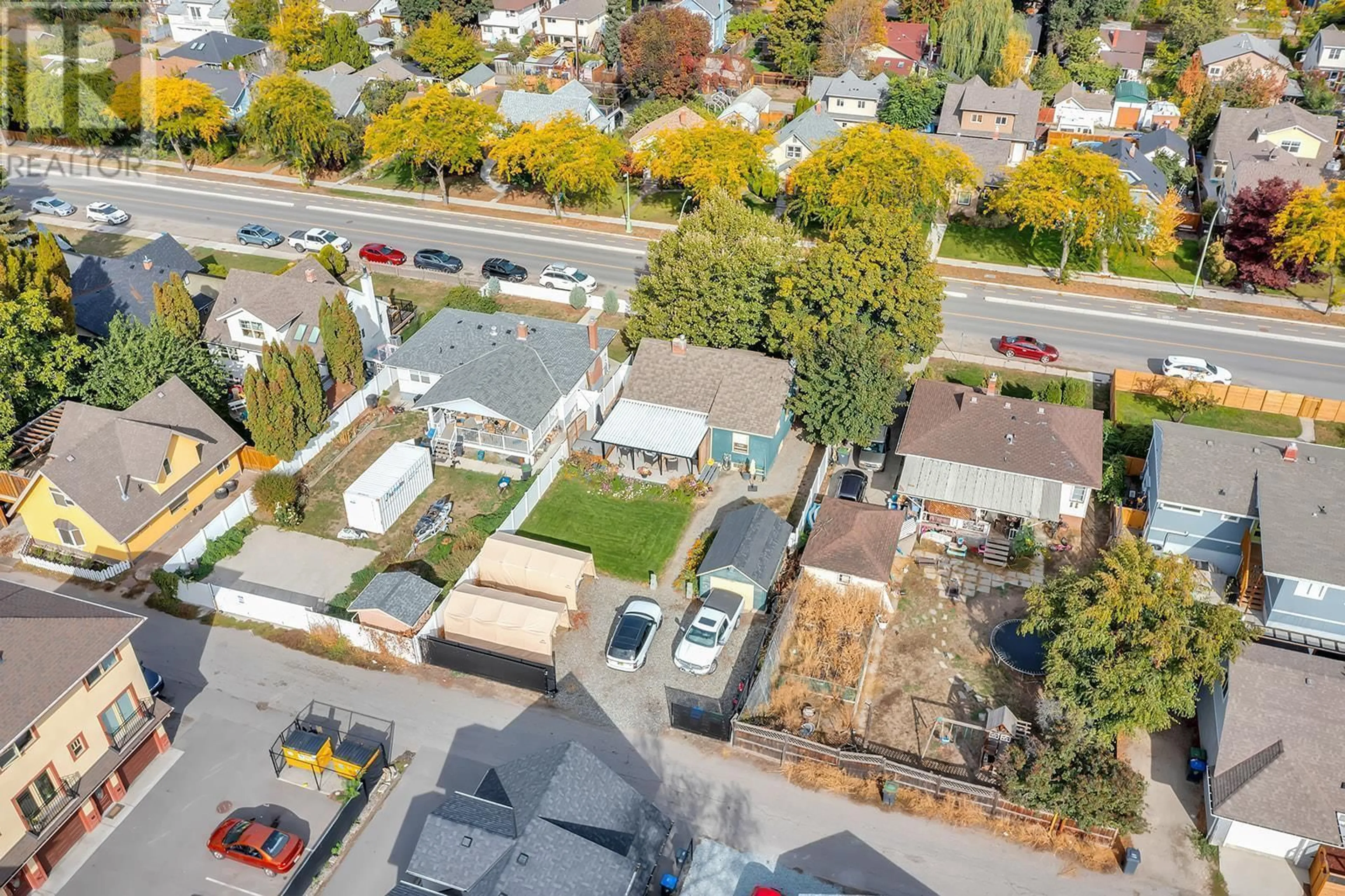 A pic from outside/outdoor area/front of a property/back of a property/a pic from drone, street for 789 SUTHERLAND AVENUE, Kelowna British Columbia V1Y5X4