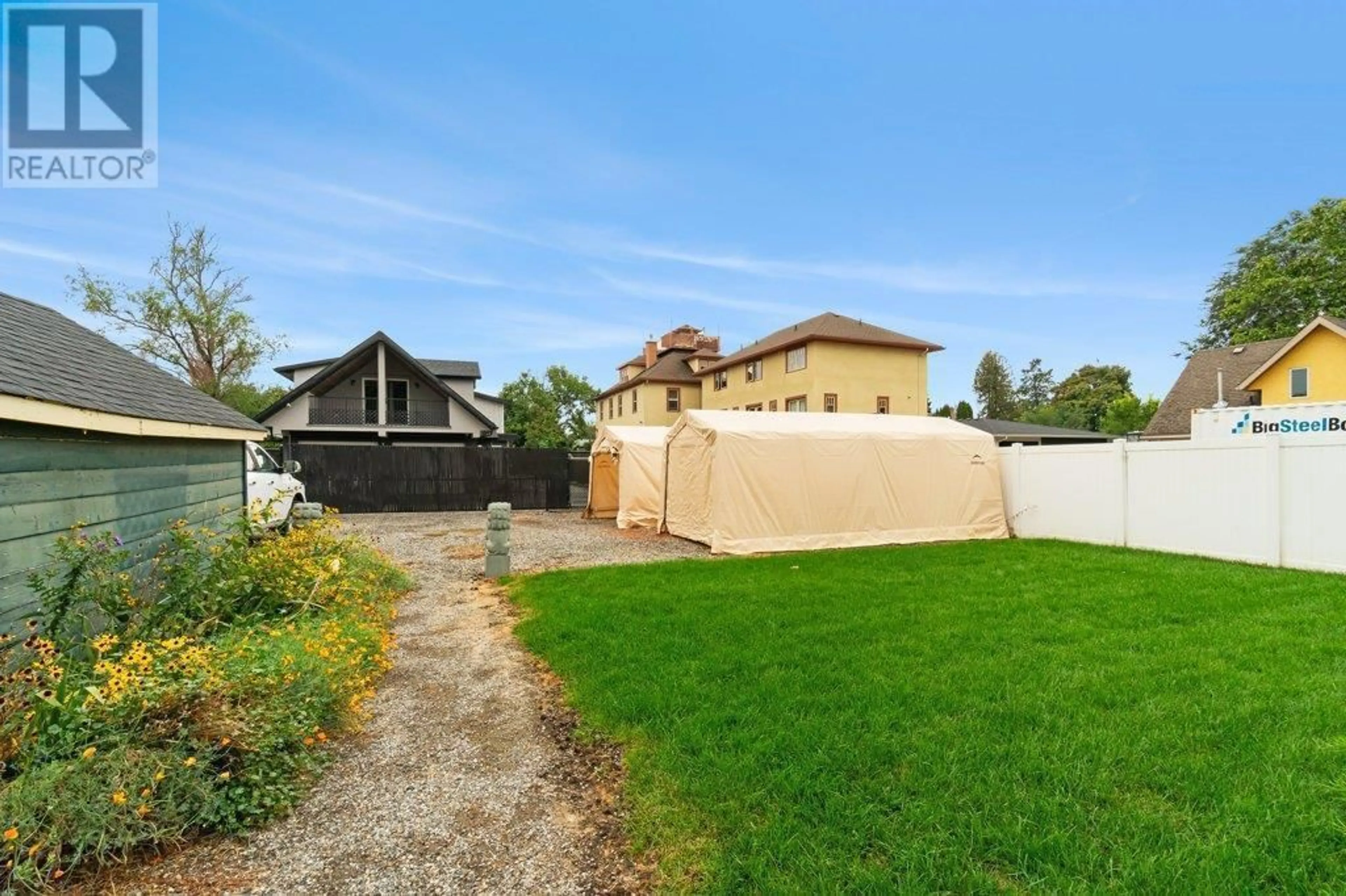 A pic from outside/outdoor area/front of a property/back of a property/a pic from drone, street for 789 SUTHERLAND AVENUE, Kelowna British Columbia V1Y5X4