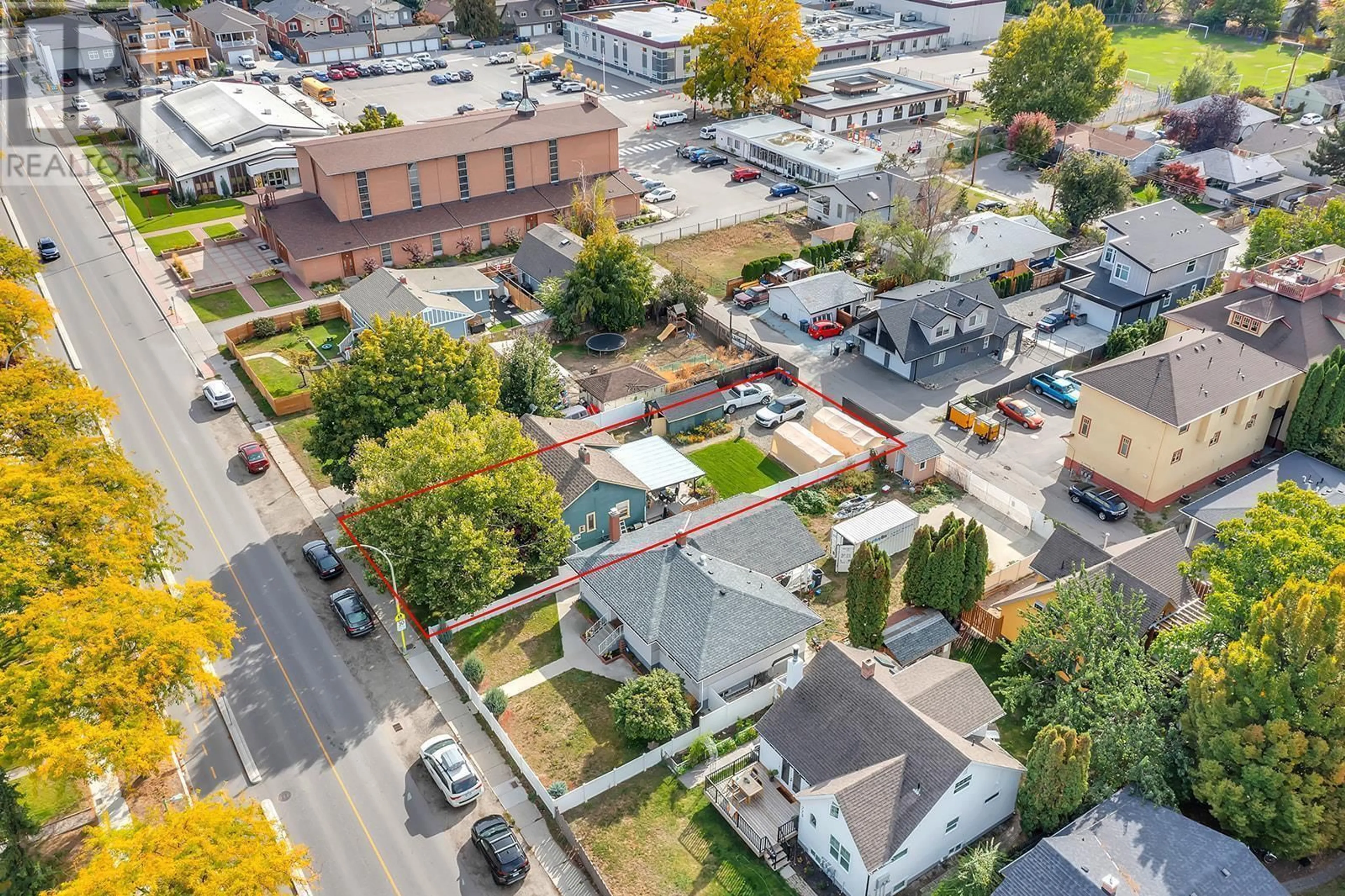 A pic from outside/outdoor area/front of a property/back of a property/a pic from drone, unknown for 789 SUTHERLAND AVENUE, Kelowna British Columbia V1Y5X4