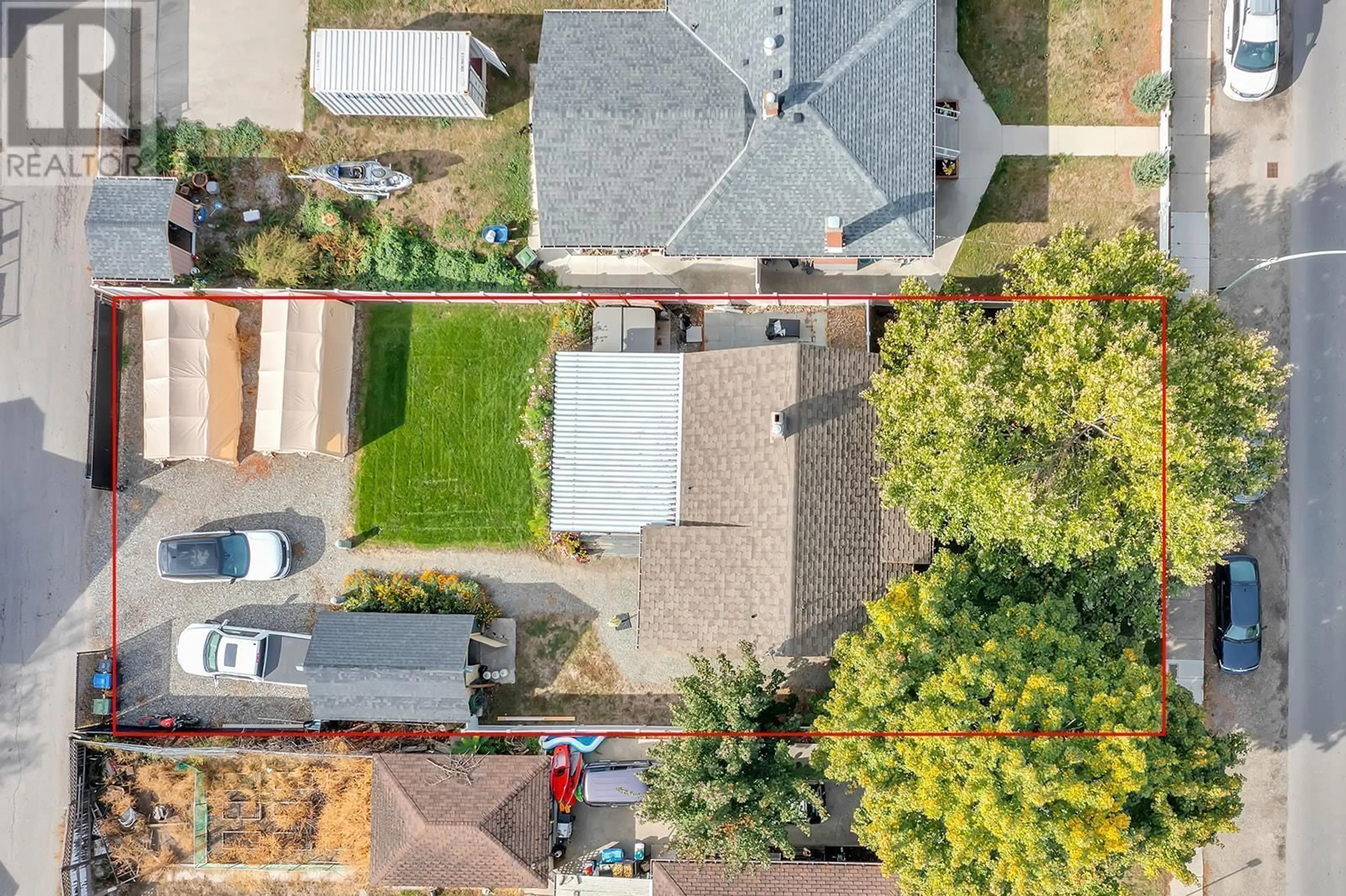 A pic from outside/outdoor area/front of a property/back of a property/a pic from drone, street for 789 SUTHERLAND AVENUE, Kelowna British Columbia V1Y5X4