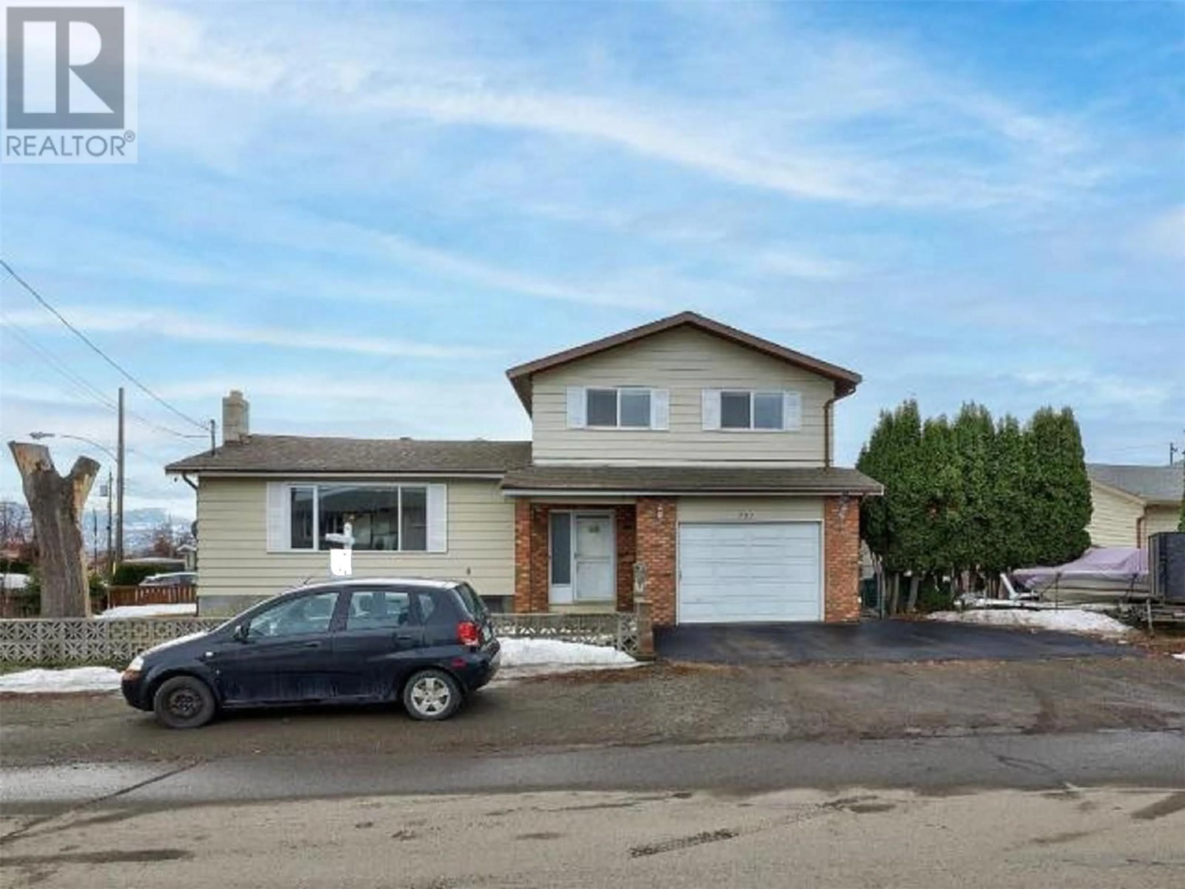 Home with vinyl exterior material, street for 731 CUMBERLAND AVENUE, Kamloops British Columbia V2B8E4