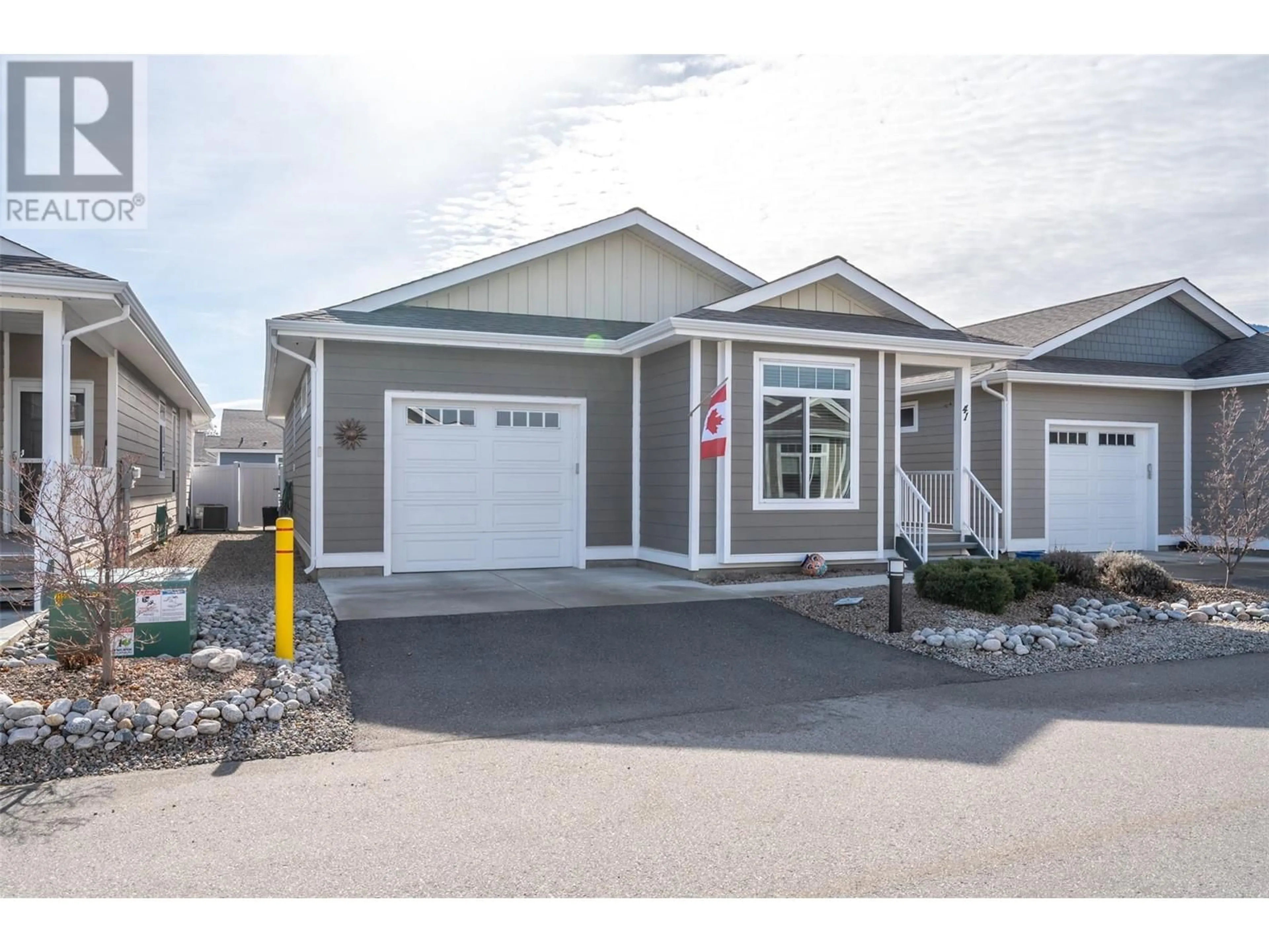 Home with vinyl exterior material, street for 41 - 351 WARREN AVENUE WEST, Penticton British Columbia V2A3N2