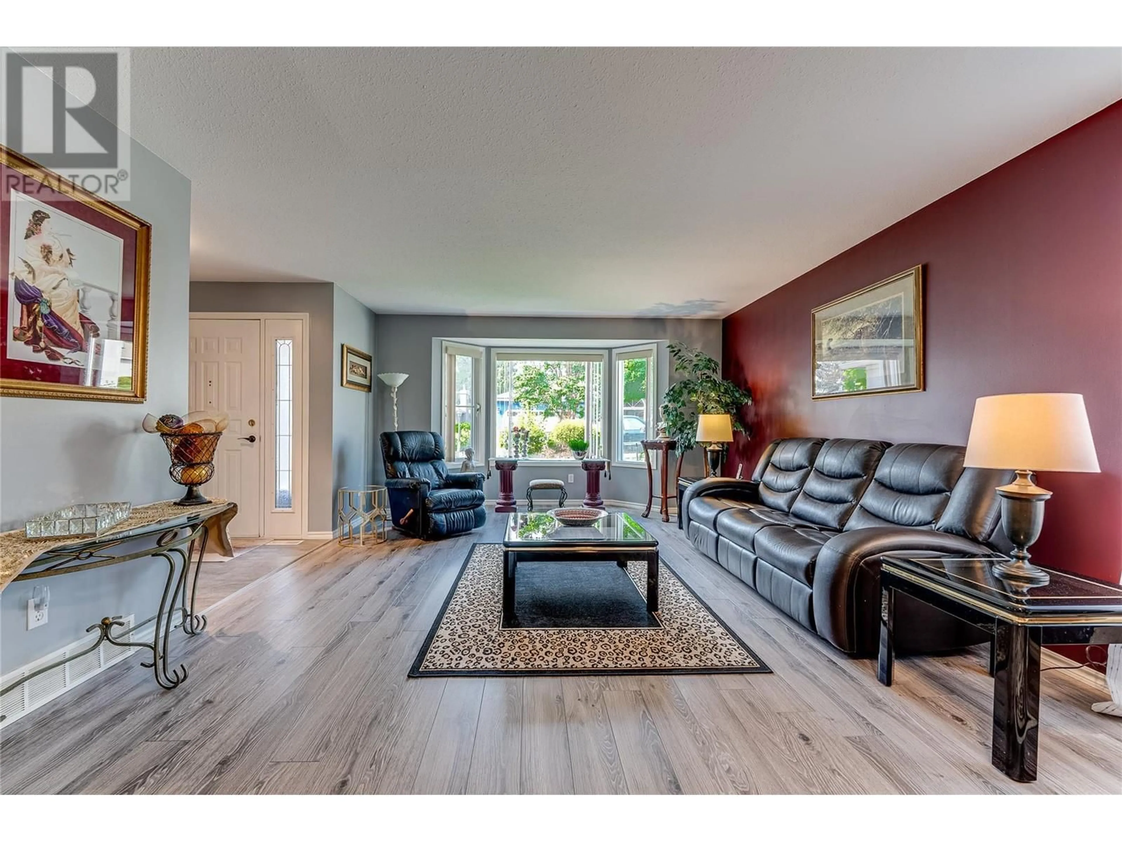 Living room with furniture, wood/laminate floor for 25 - 1220 25 AVENUE, Vernon British Columbia V1T9A1