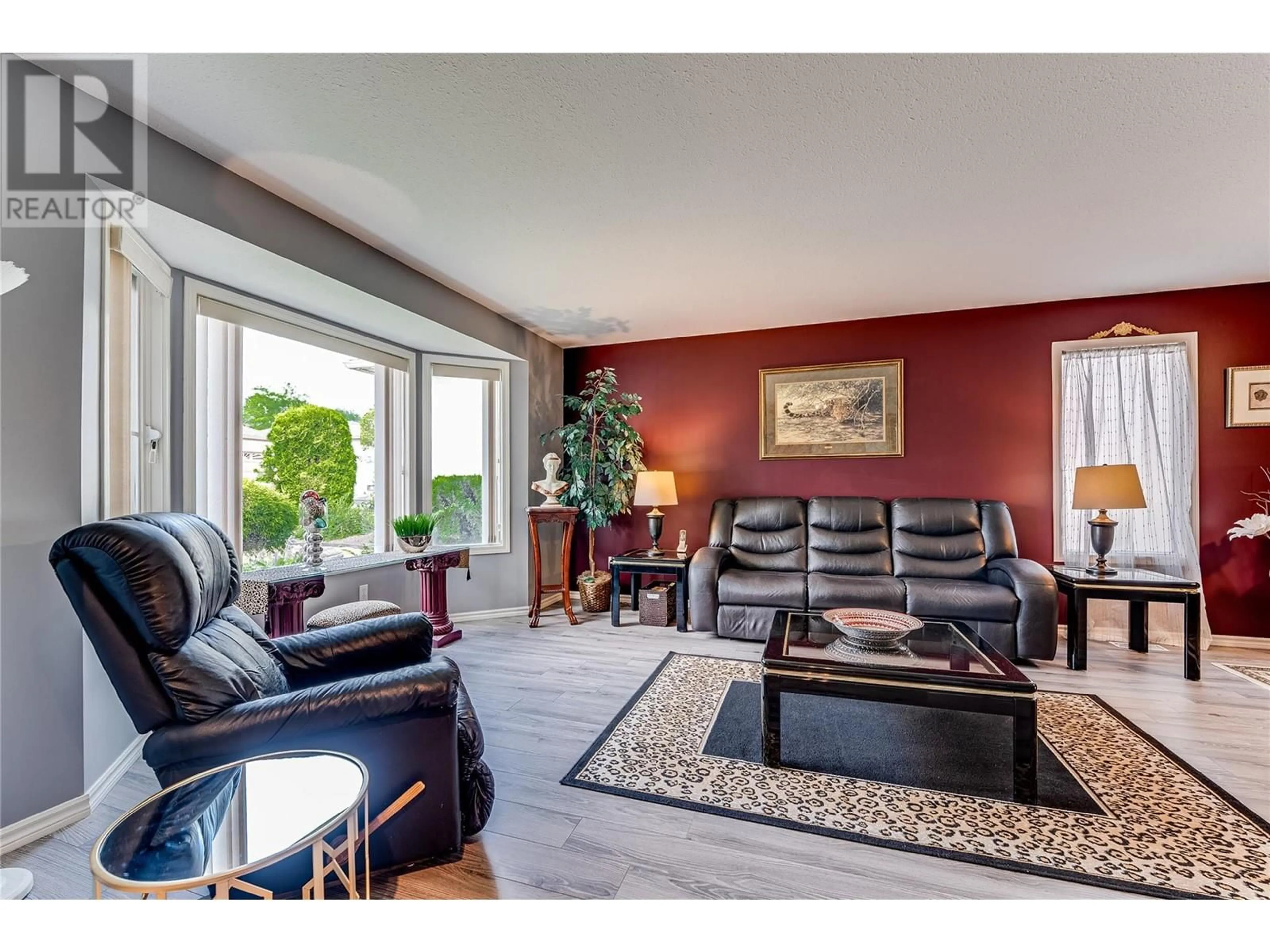 Living room with furniture, wood/laminate floor for 25 - 1220 25 AVENUE, Vernon British Columbia V1T9A1
