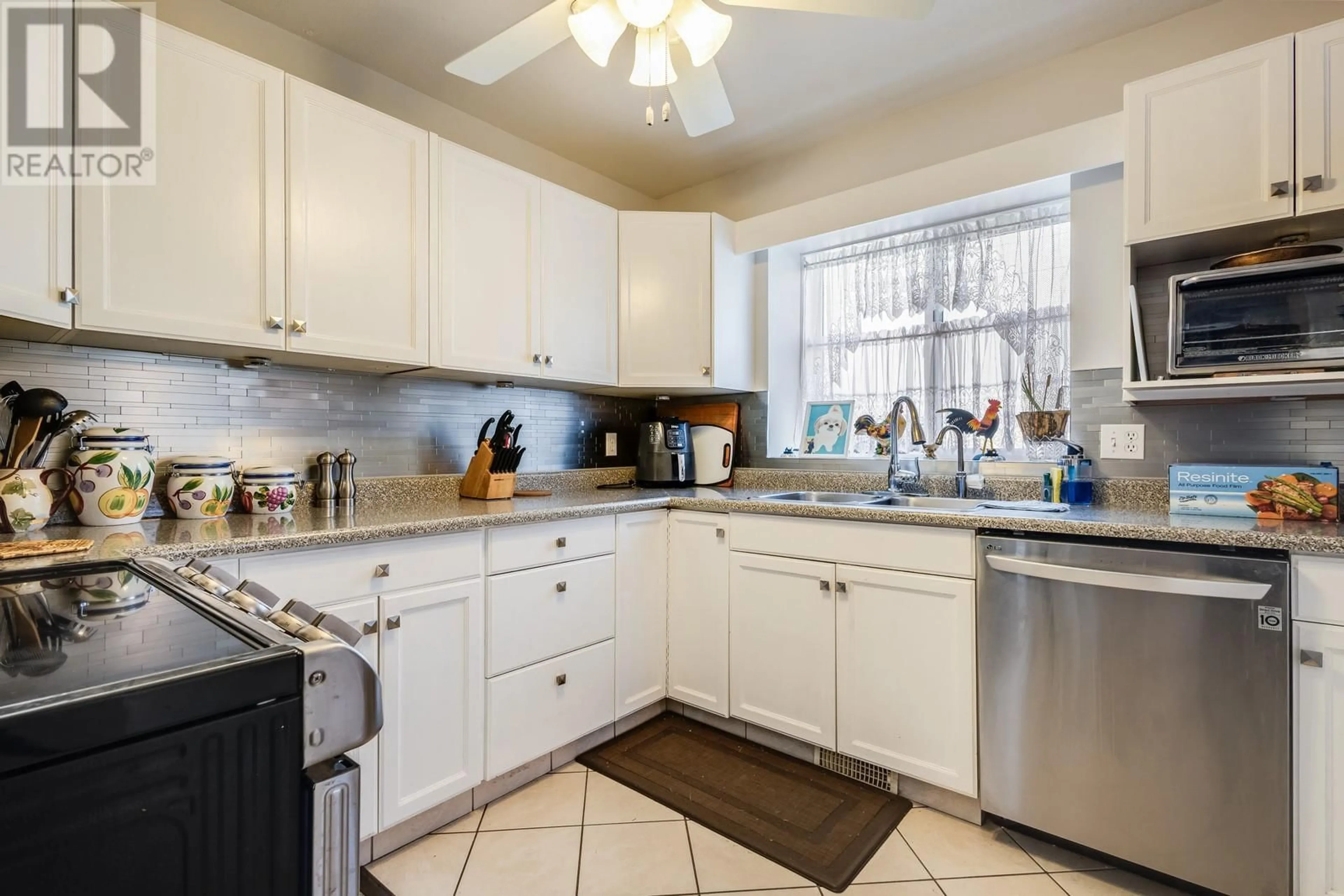 Standard kitchen, ceramic/tile floor for 25 - 1874 PARKVIEW CRESCENT, Kelowna British Columbia V1X7G6