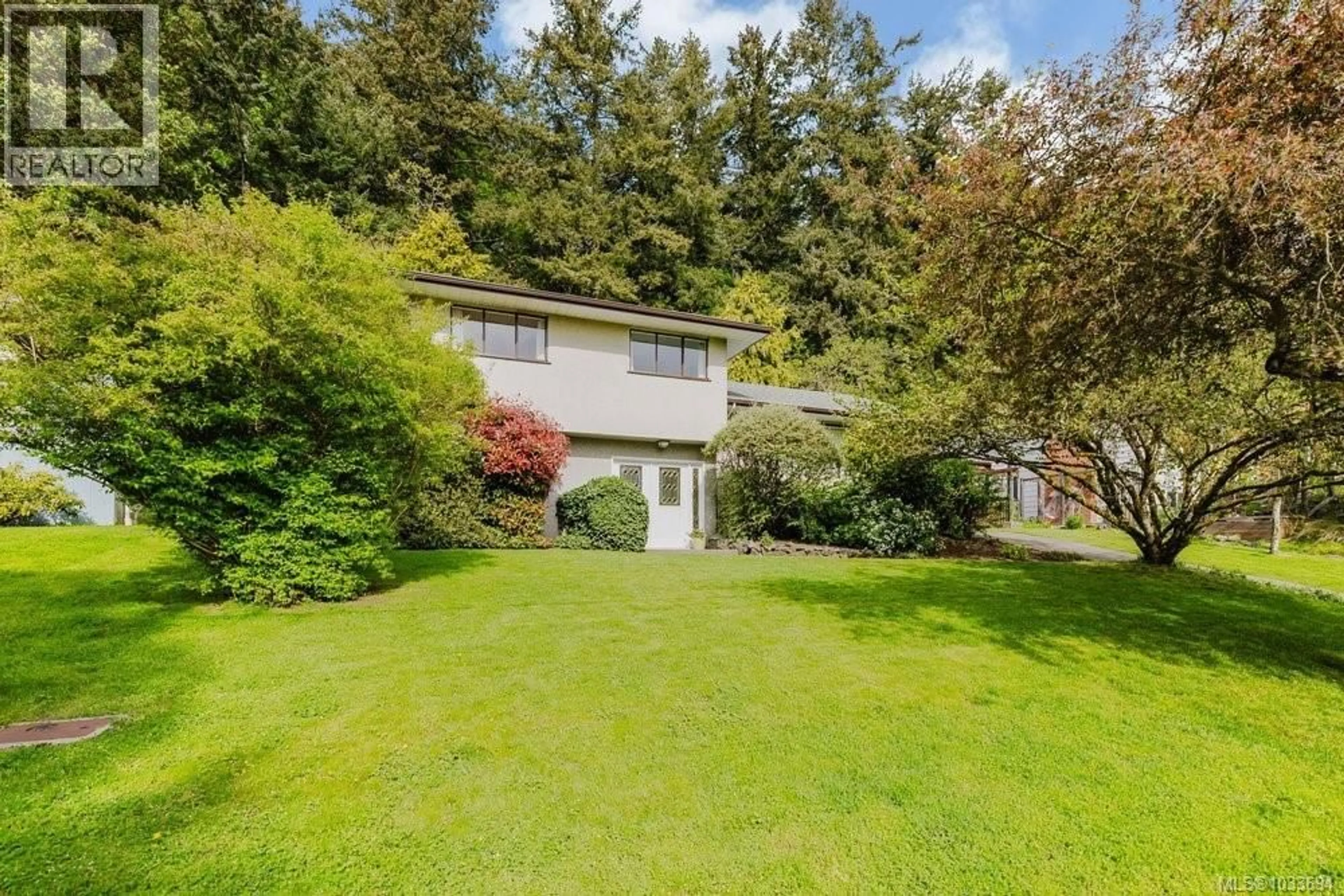 A pic from outside/outdoor area/front of a property/back of a property/a pic from drone, unknown for 4312 PARKSIDE CRESCENT, Saanich British Columbia V8N2C3
