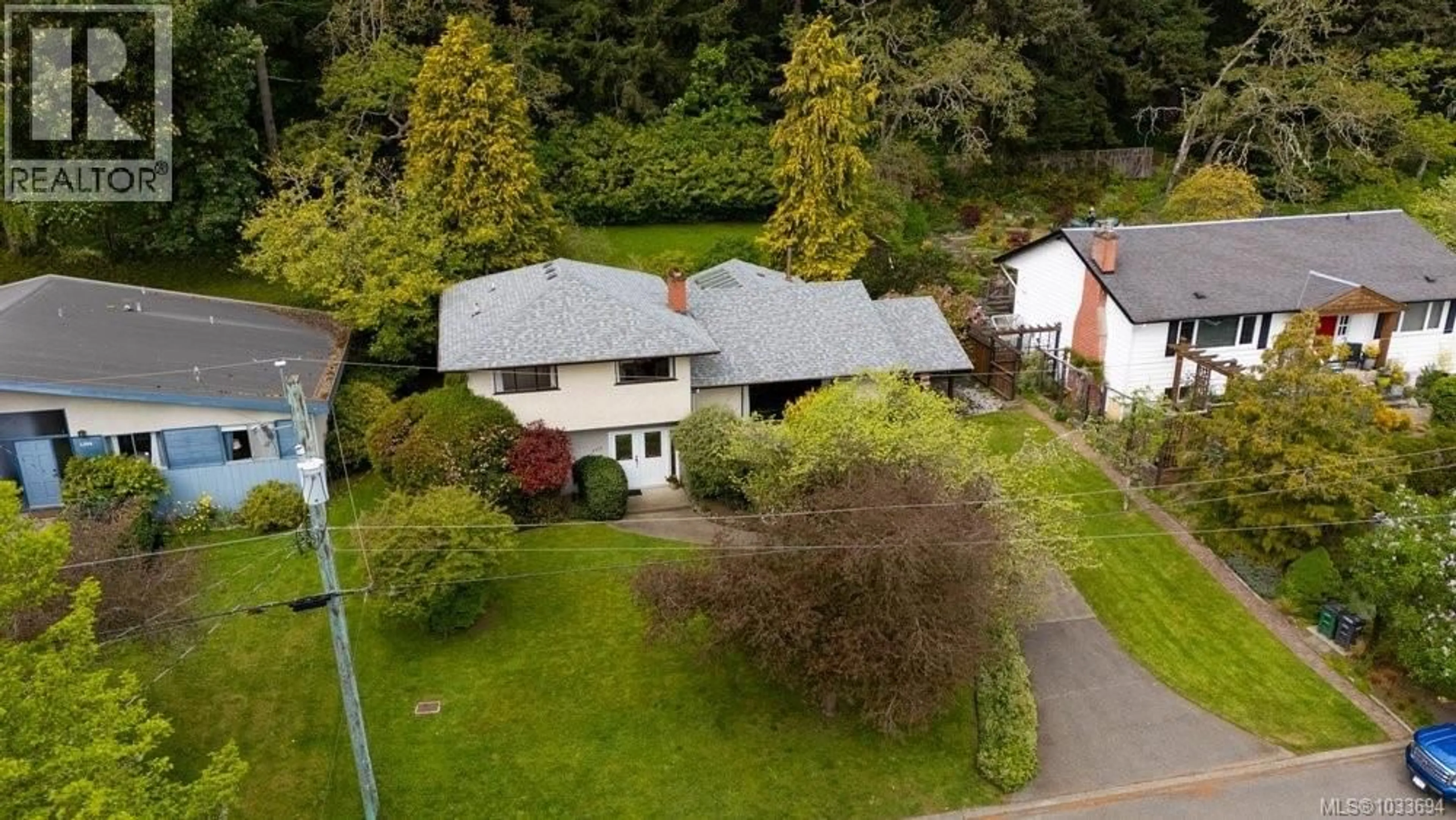 A pic from outside/outdoor area/front of a property/back of a property/a pic from drone, street for 4312 PARKSIDE CRESCENT, Saanich British Columbia V8N2C3