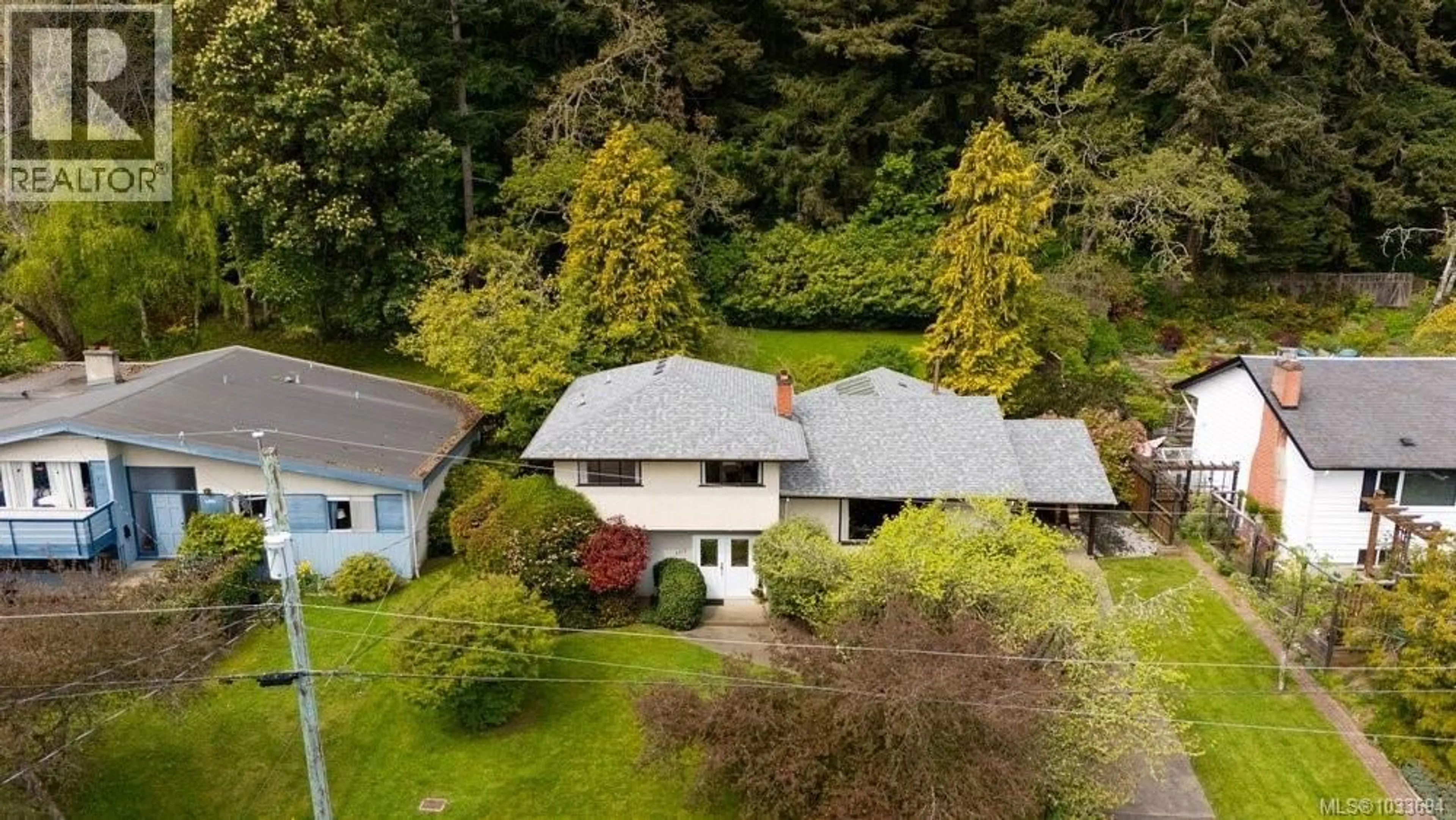 A pic from outside/outdoor area/front of a property/back of a property/a pic from drone, street for 4312 PARKSIDE CRESCENT, Saanich British Columbia V8N2C3