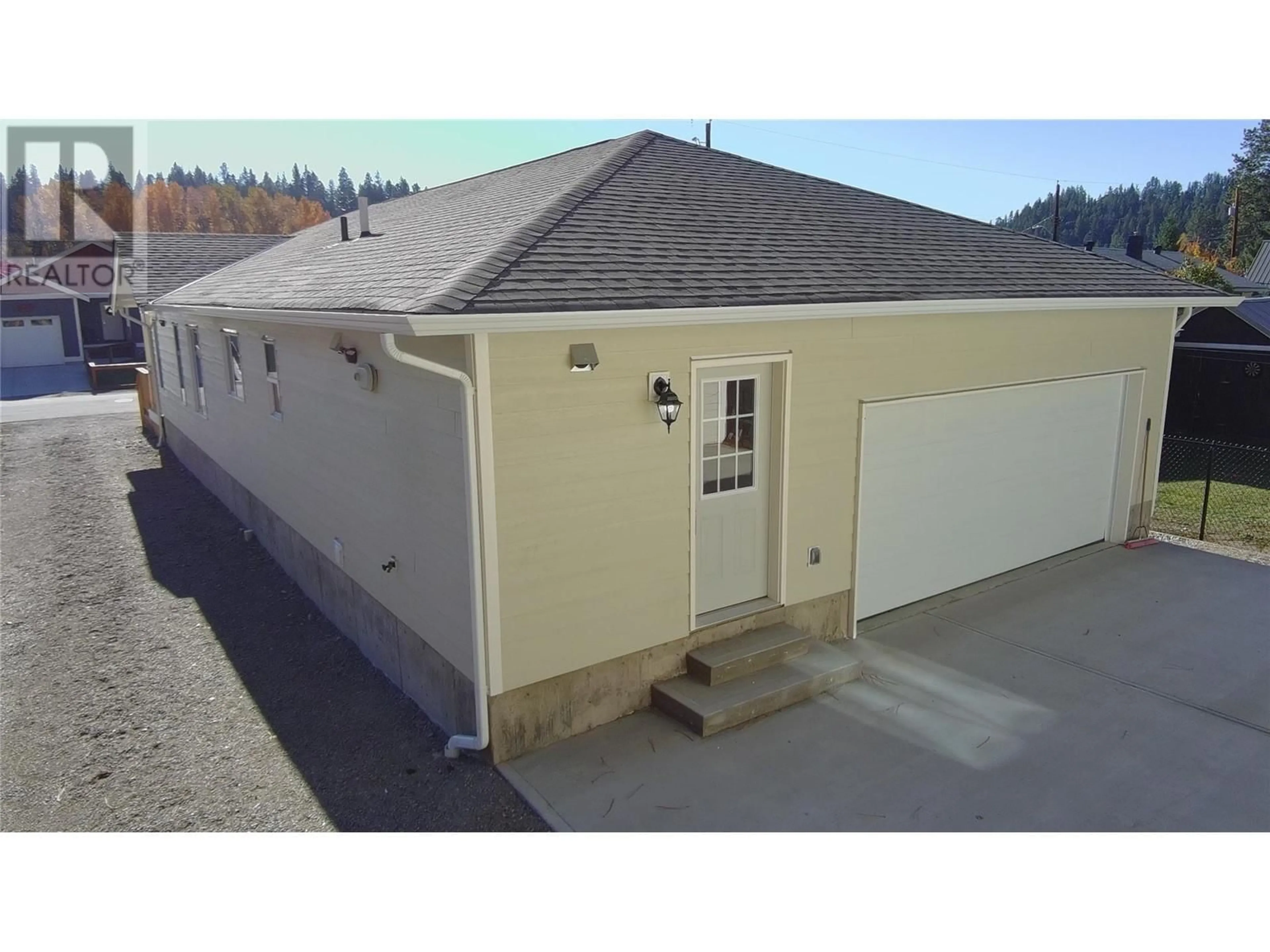 Home with vinyl exterior material, building for 491 Auburn Crescent, Princeton British Columbia V0X1W0