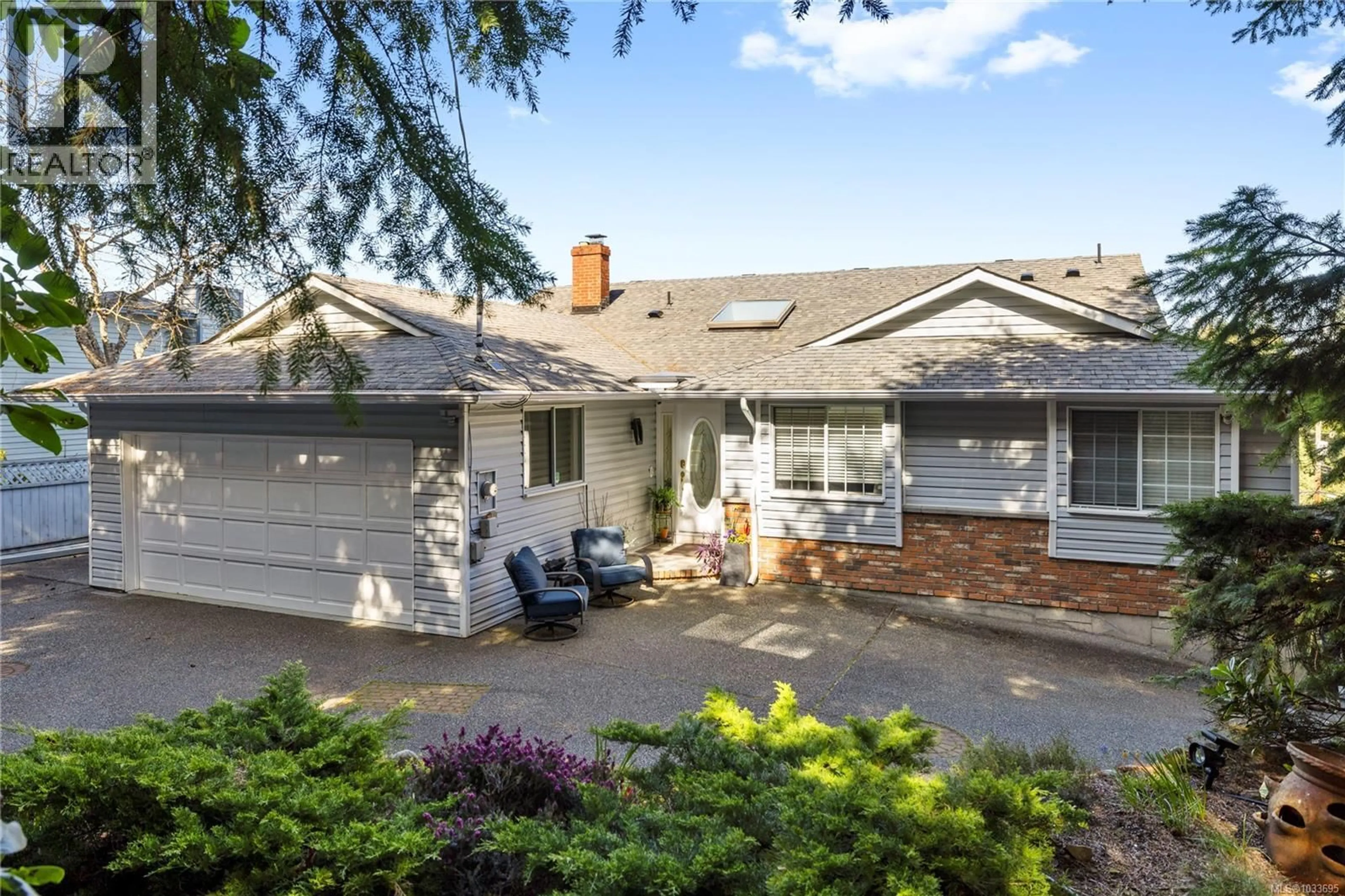 Home with vinyl exterior material, street for 1089 COLLEGE DRIVE, Nanaimo British Columbia V9R5X3