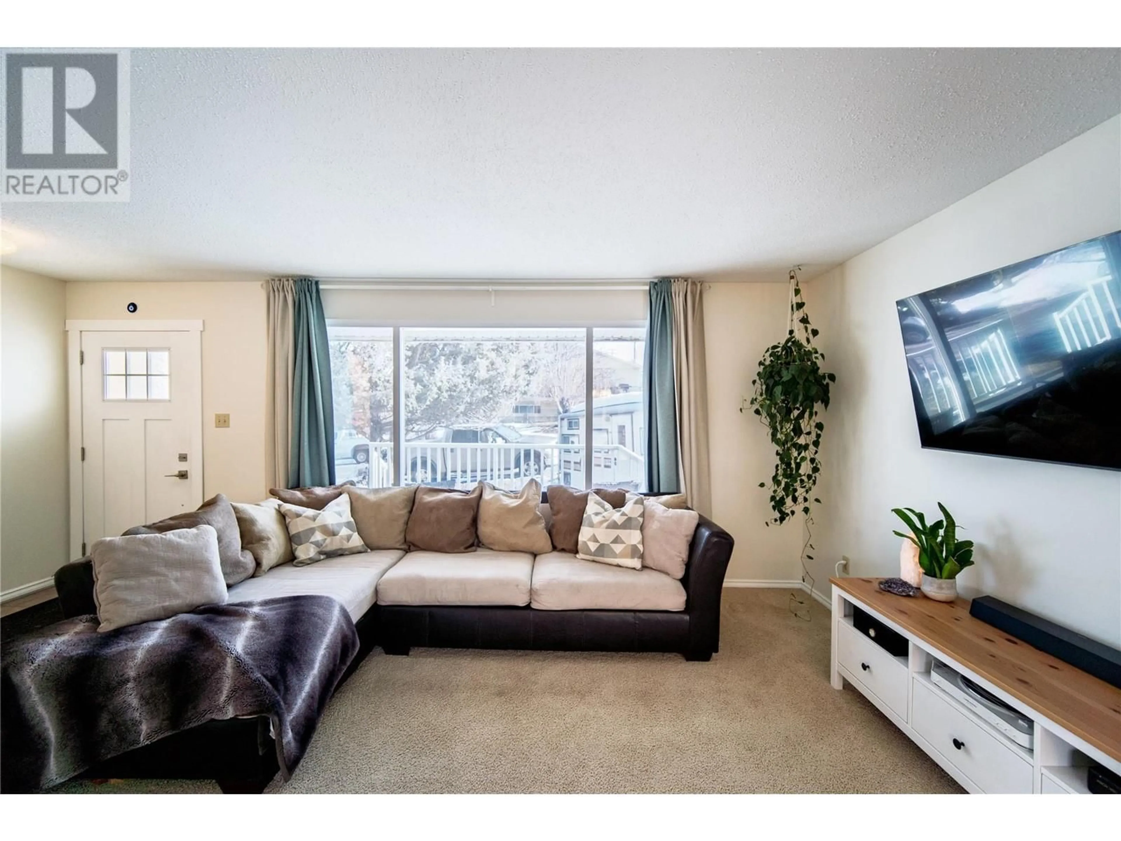 Living room with furniture, carpet floor for 2020 2ND  N Street, Cranbrook British Columbia V1C4M5