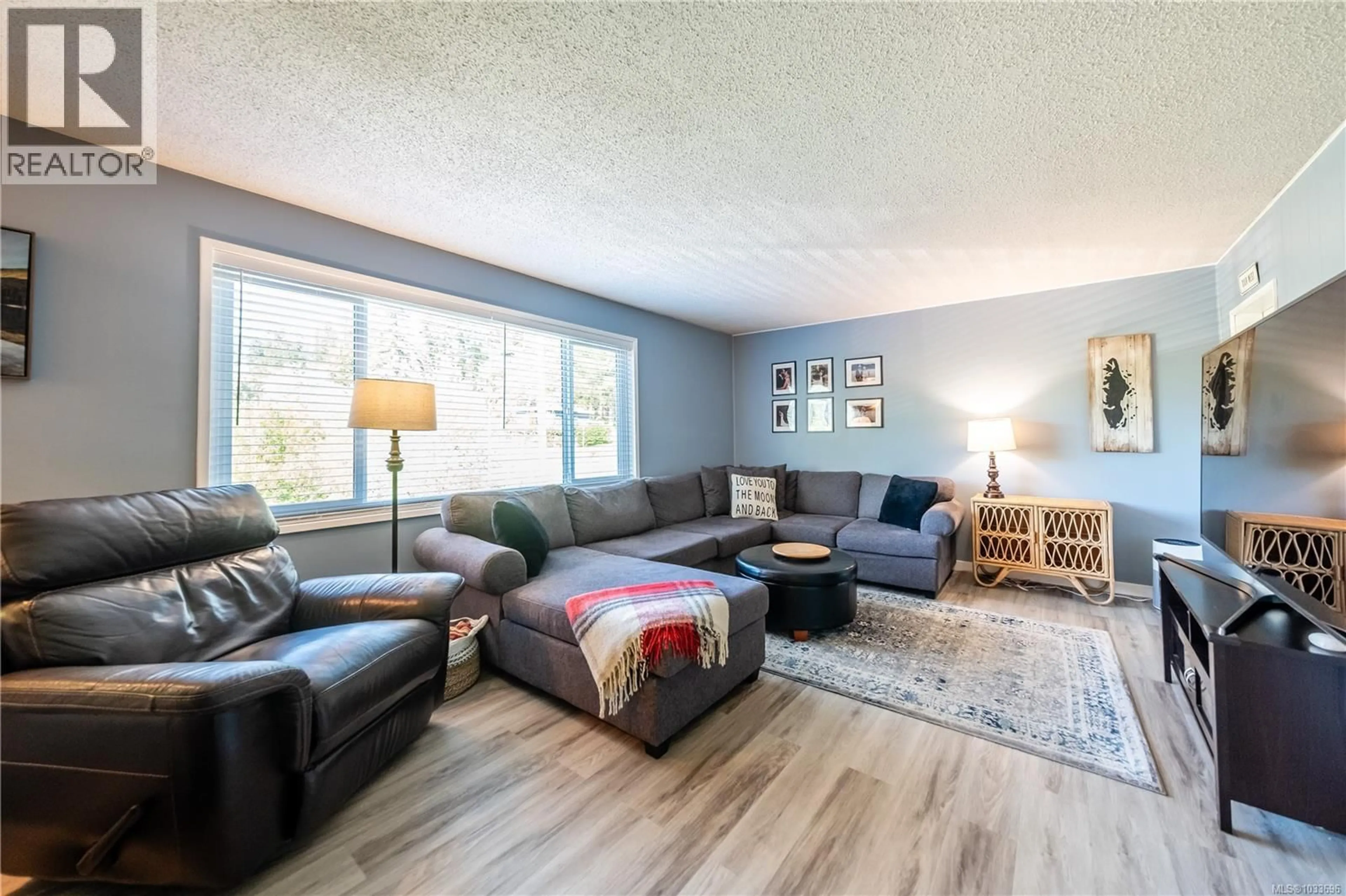 Living room with furniture, wood/laminate floor for 2263 DICK AVENUE, Nanaimo British Columbia V9X1R6