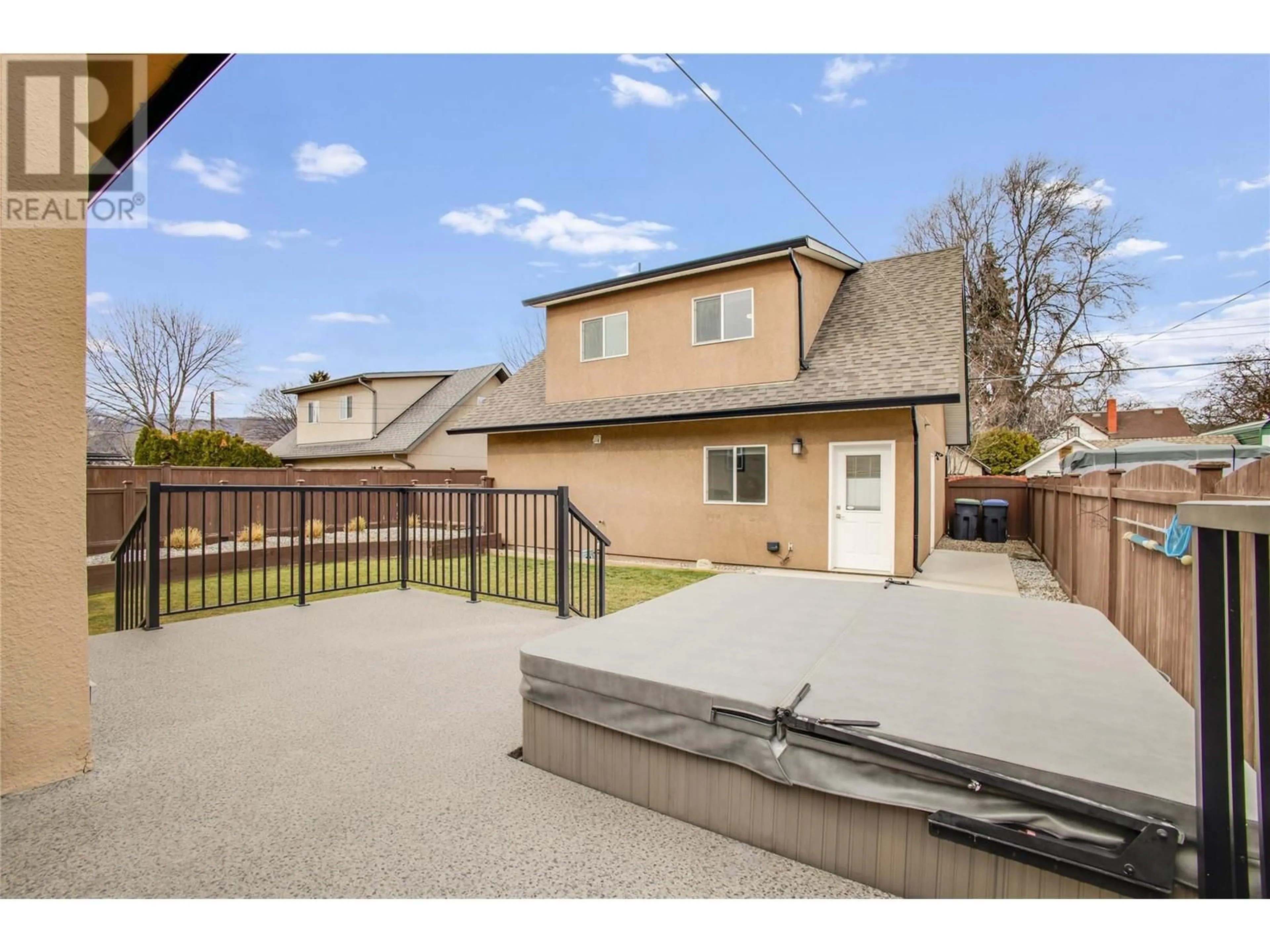 Patio, street for 794 Sutherland Avenue, Kelowna British Columbia V1Y5X5