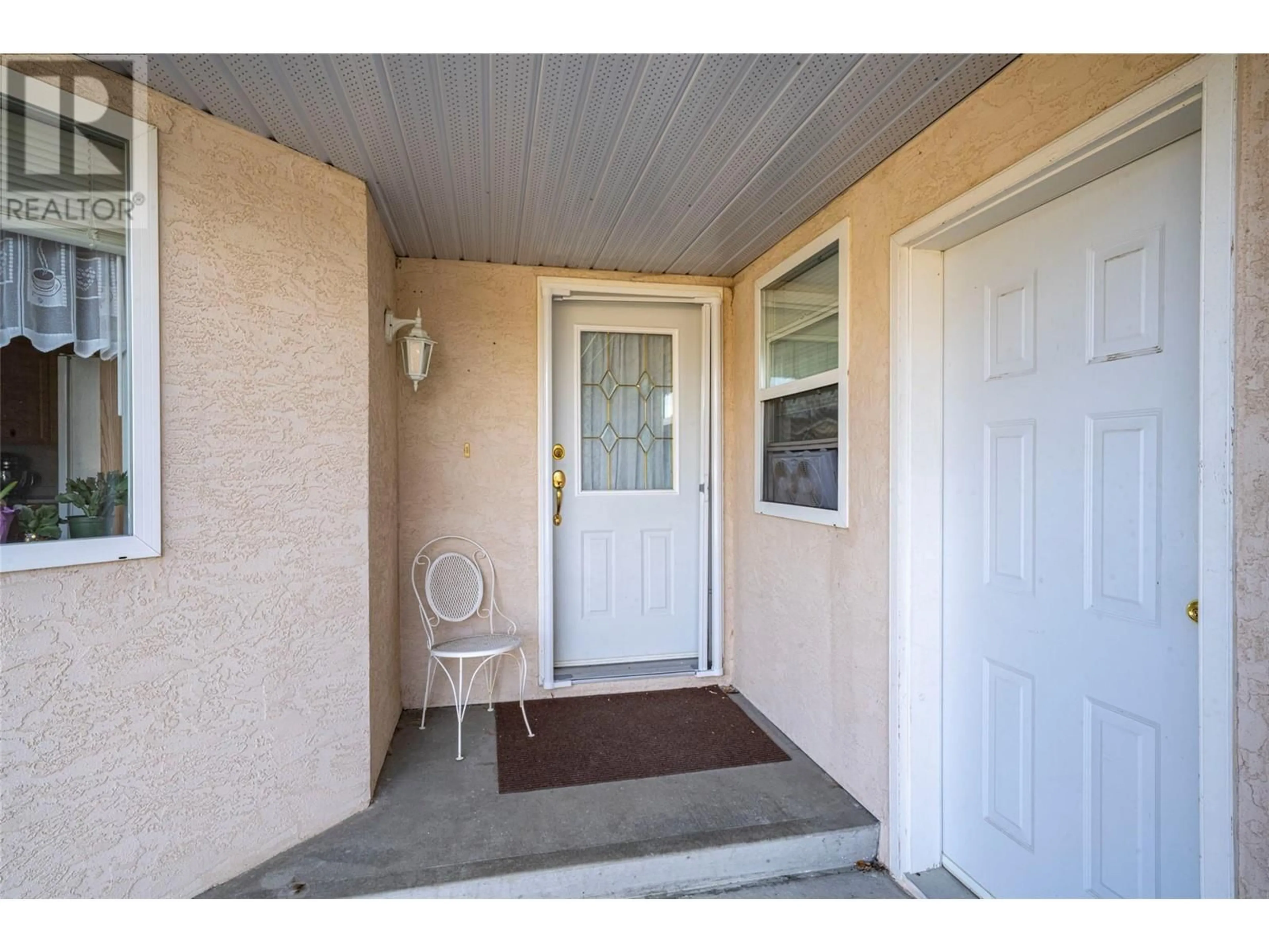 Indoor entryway for 201 Kildonan Avenue Unit# 4, Enderby British Columbia V0E1V2