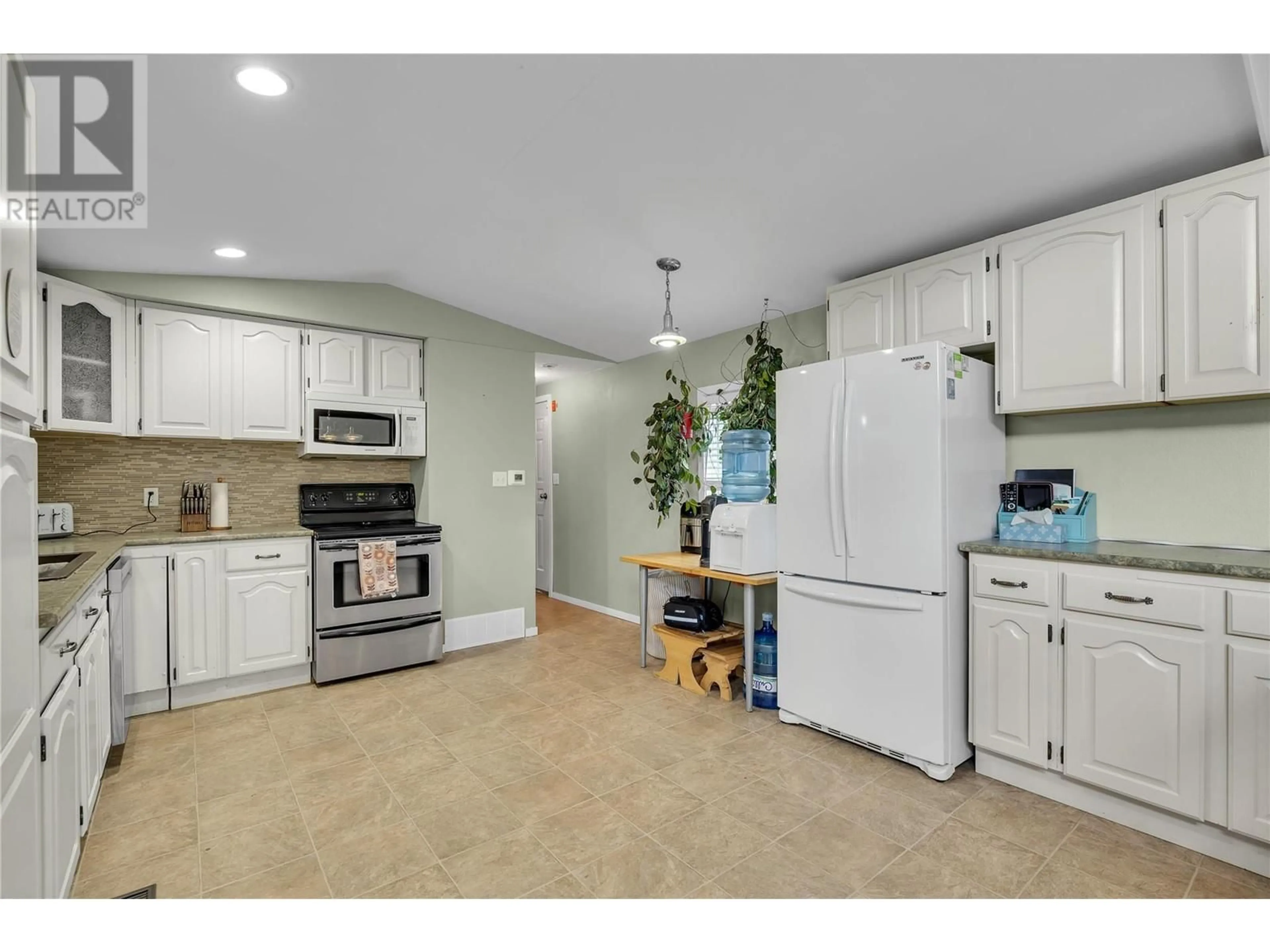 Open concept kitchen, ceramic/tile floor for 263 - 2001 HIGHWAY 97 S HIGHWAY, West Kelowna British Columbia V1Z3E3