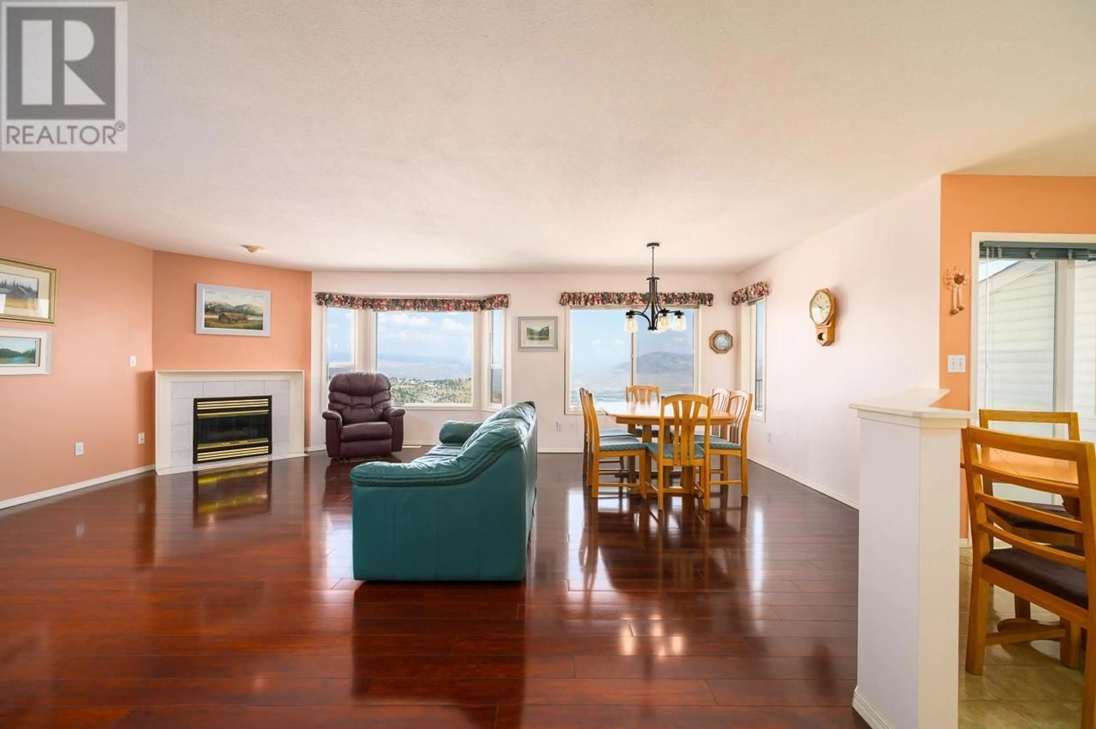 Living room with furniture, wood/laminate floor for 92 - 2022 PACIFIC WAY, Kamloops British Columbia V1S1T1