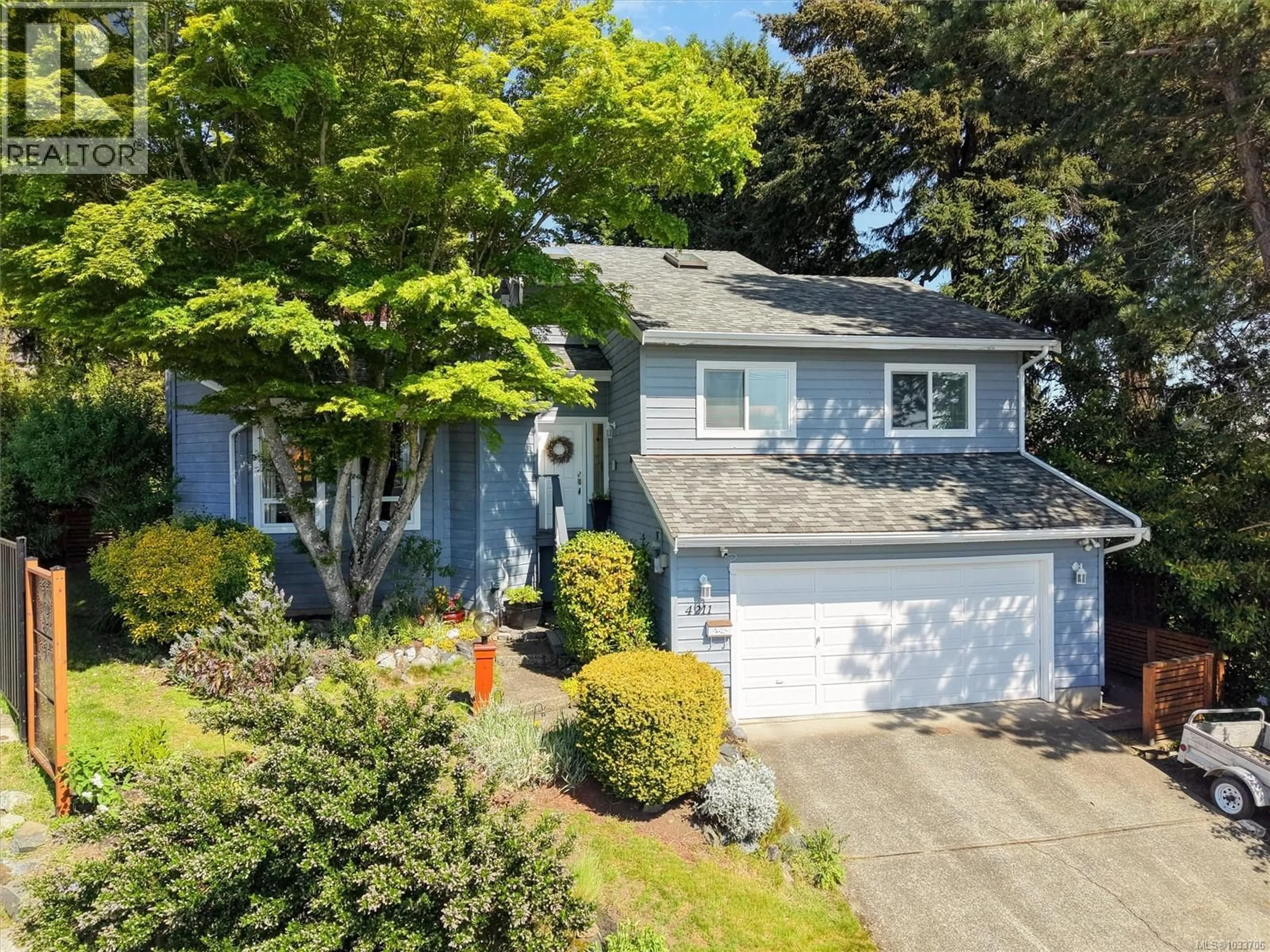 Home with vinyl exterior material, street for 4211 LEAF HILL GREEN, Saanich British Columbia V8X4X8