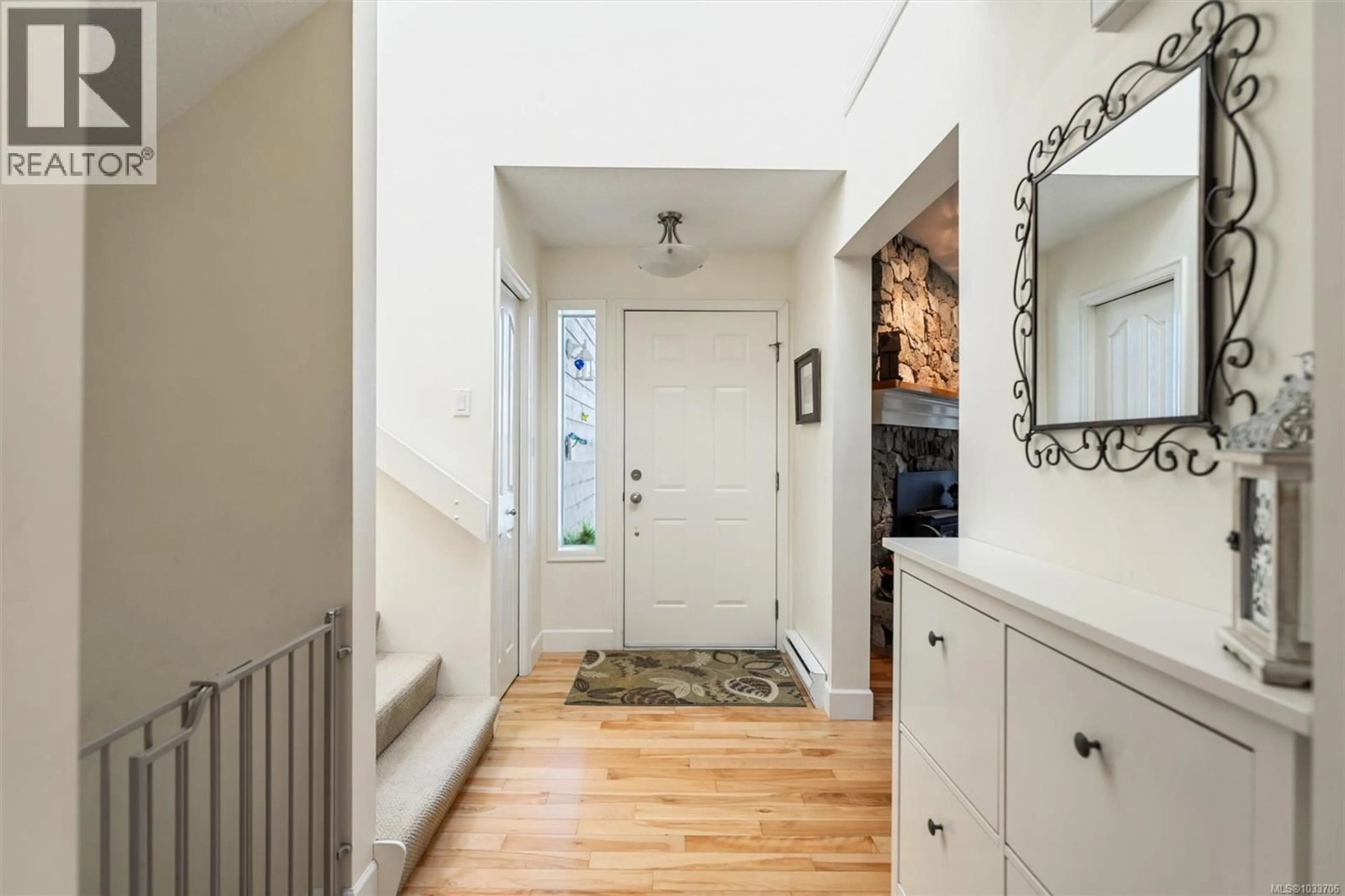 Indoor entryway for 4211 LEAF HILL GREEN, Saanich British Columbia V8X4X8