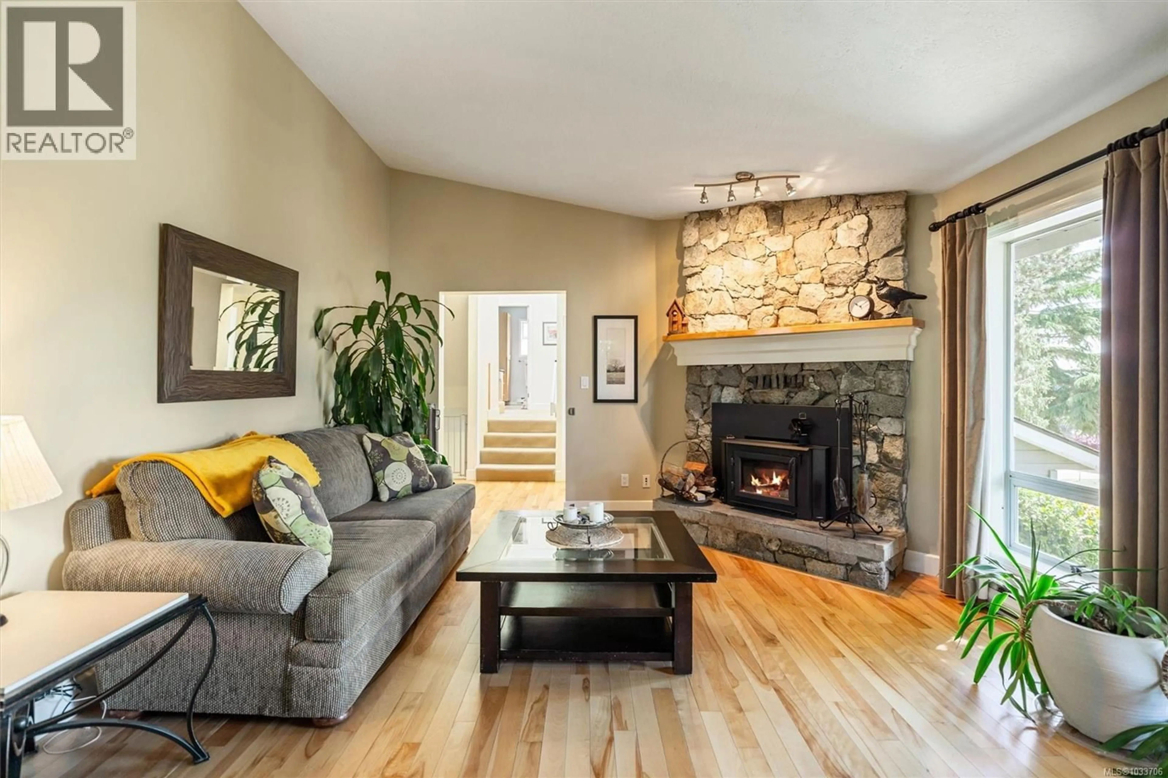 Living room with furniture, unknown for 4211 LEAF HILL GREEN, Saanich British Columbia V8X4X8