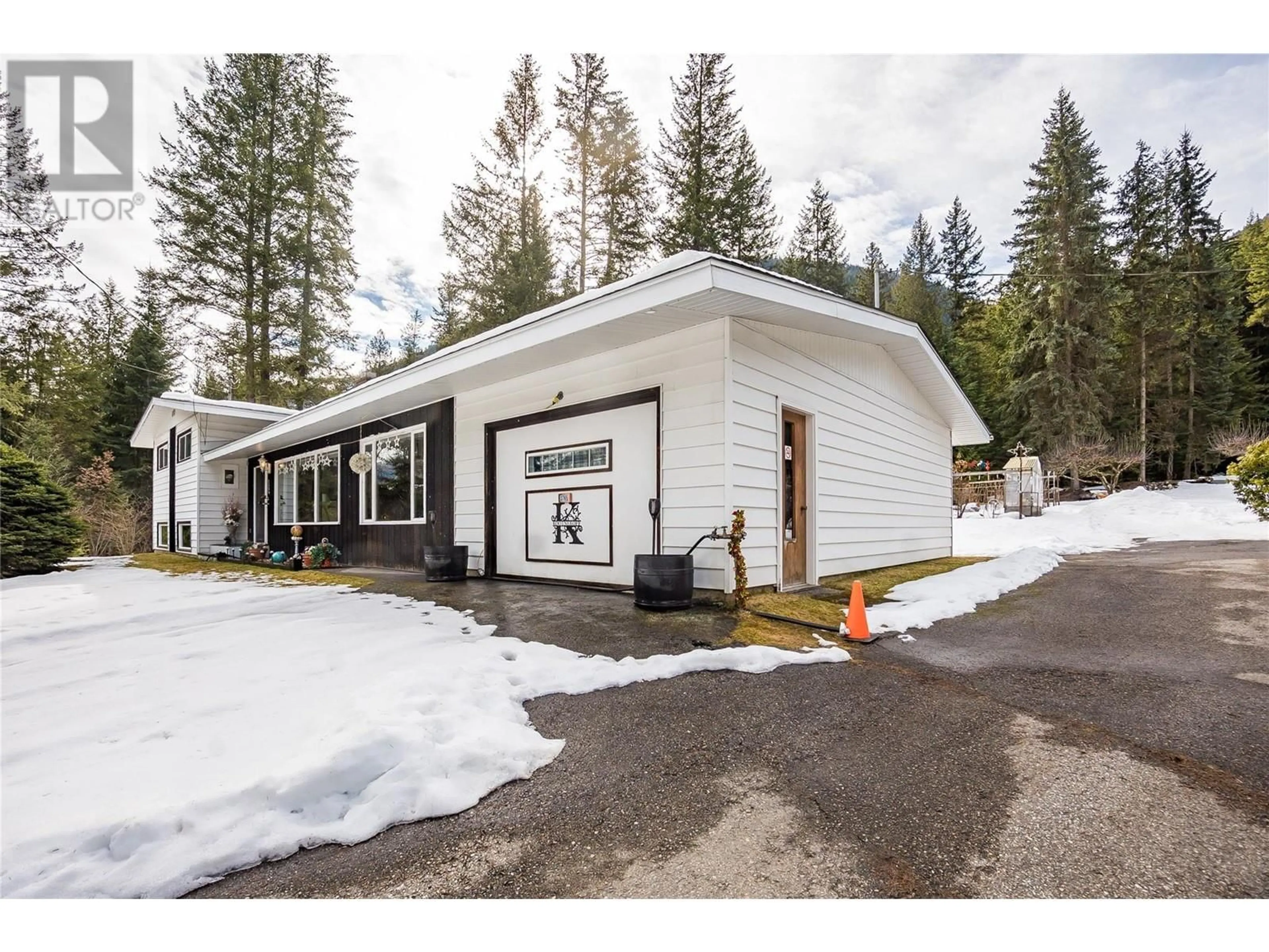 Indoor garage for 3765 PASSMORE UPPER ROAD, Passmore British Columbia V0G2J0