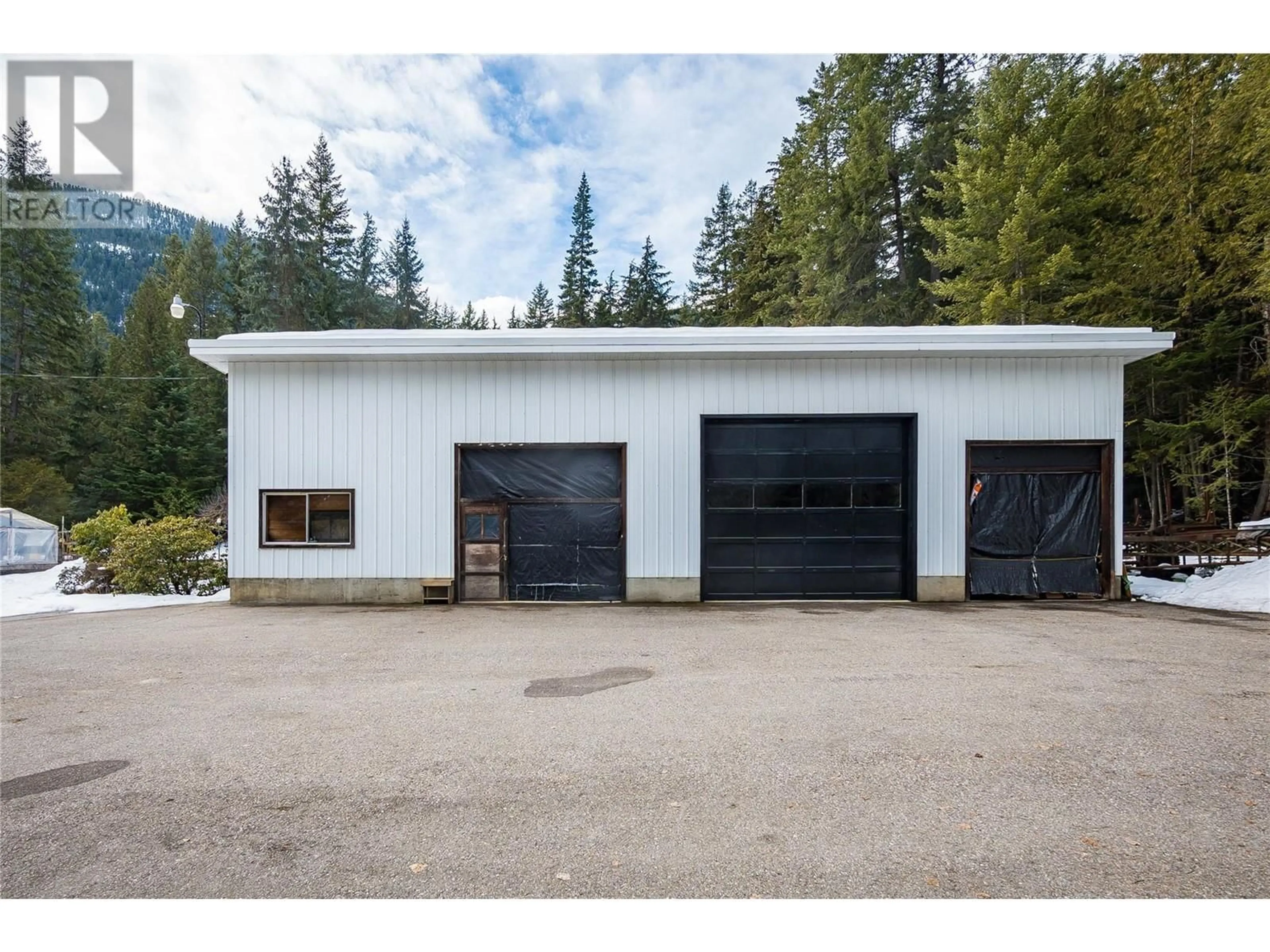 Indoor garage for 3765 PASSMORE UPPER ROAD, Passmore British Columbia V0G2J0