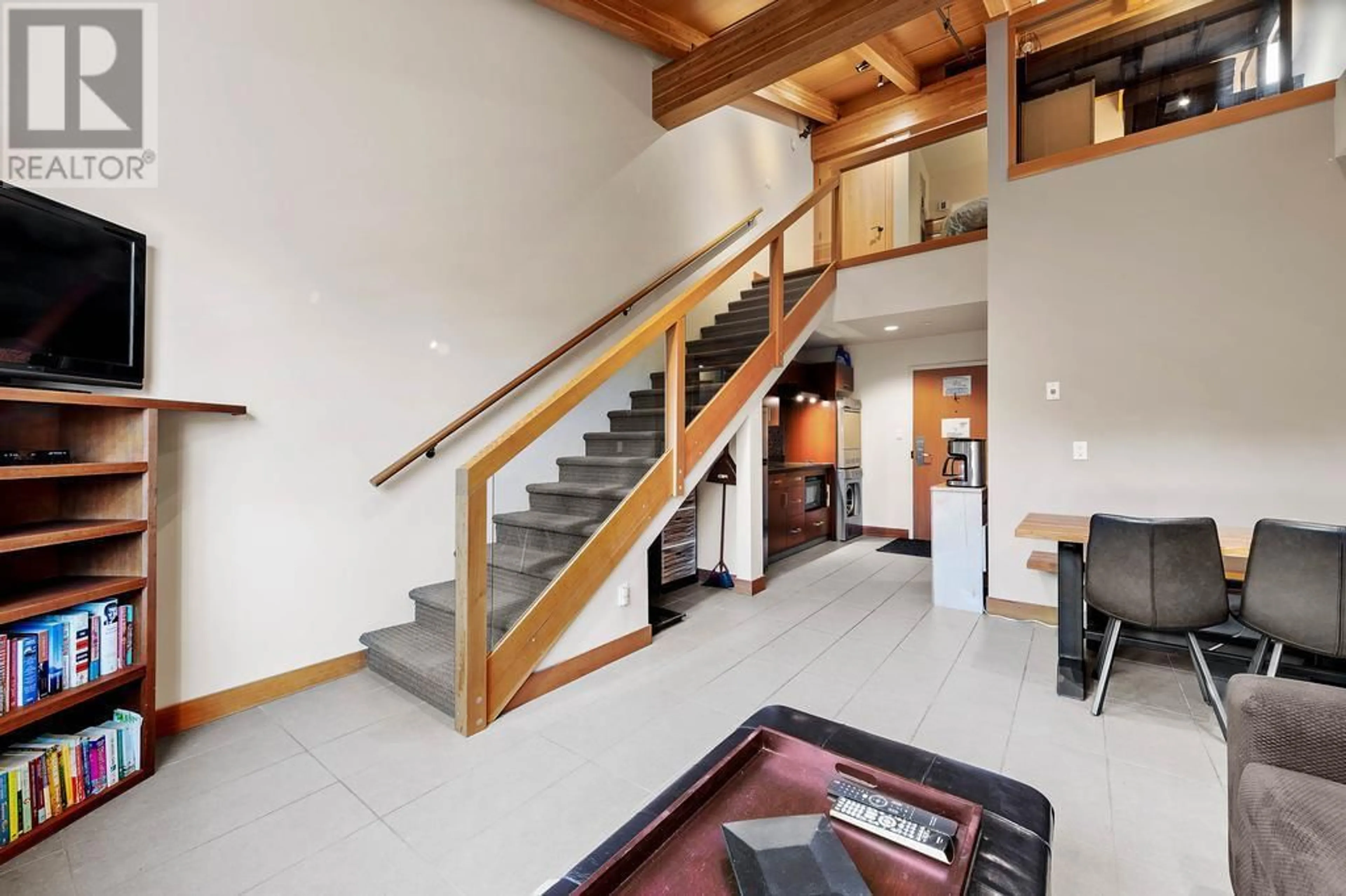 Indoor foyer for 403 - 3270 VILLAGE WAY, Kamloops British Columbia V0E5N0