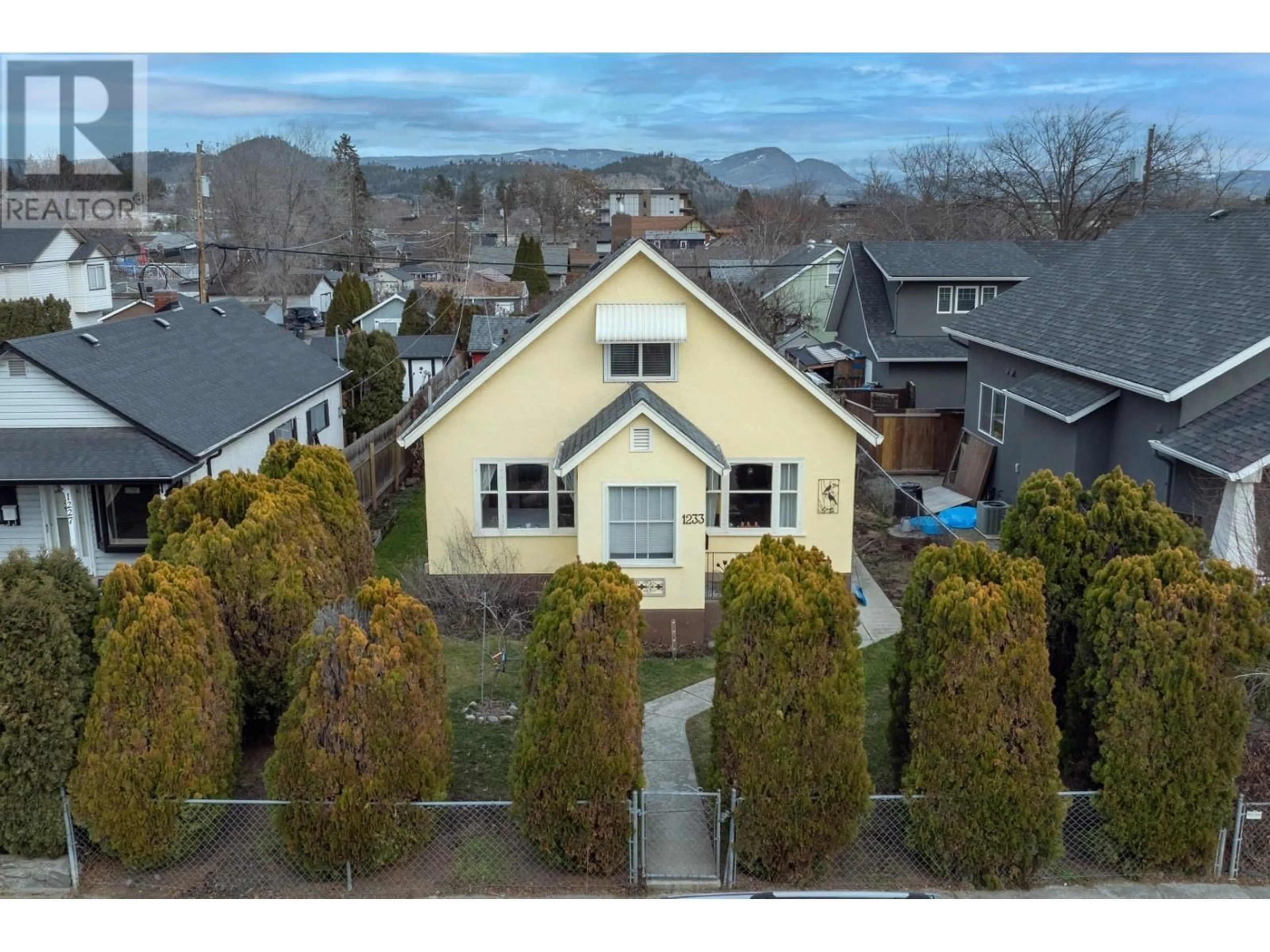 A pic from outside/outdoor area/front of a property/back of a property/a pic from drone, street for 1233 ETHEL STREET, Kelowna British Columbia V1Y2W6
