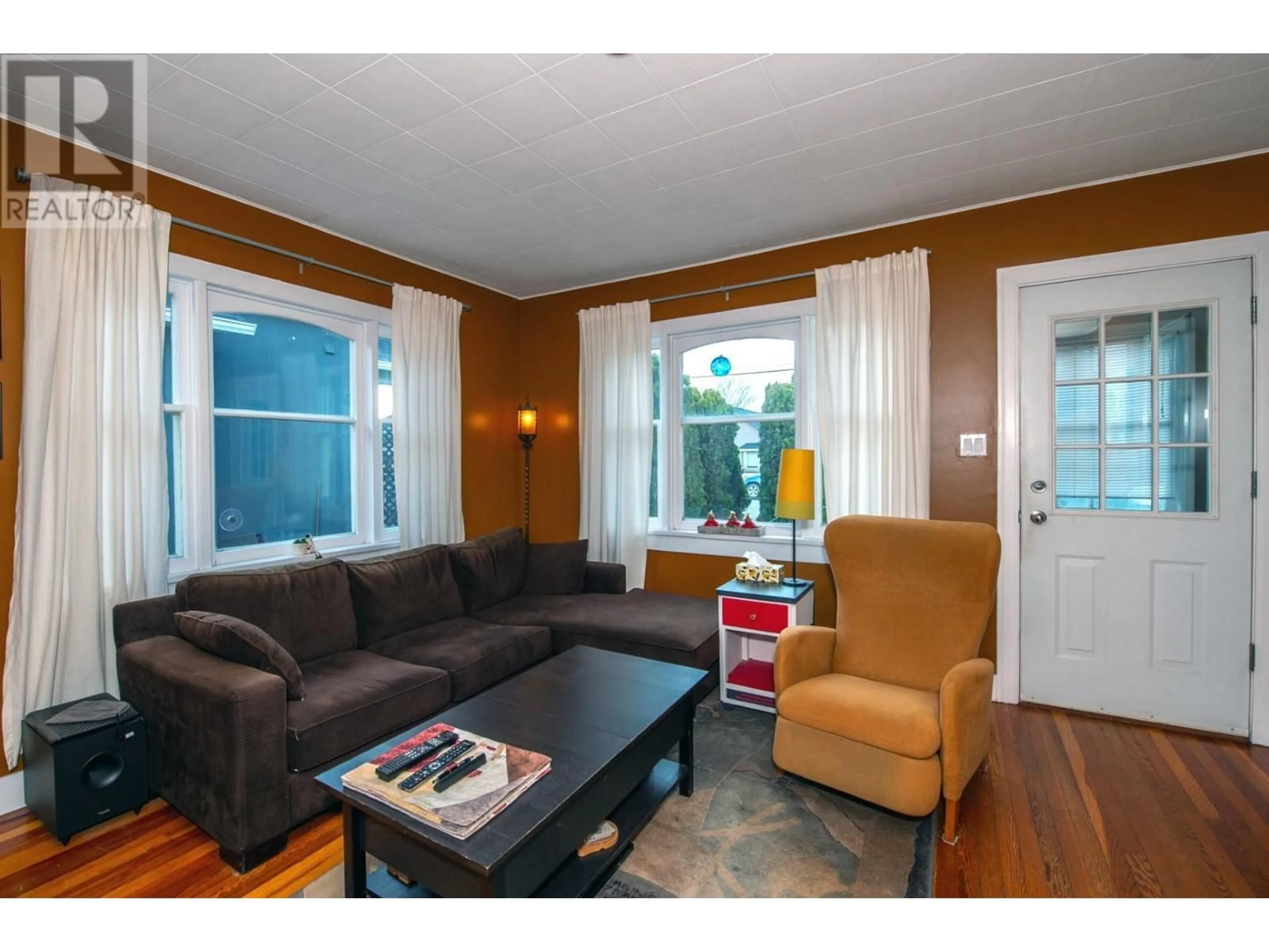 Living room with furniture, wood/laminate floor for 1233 ETHEL STREET, Kelowna British Columbia V1Y2W6