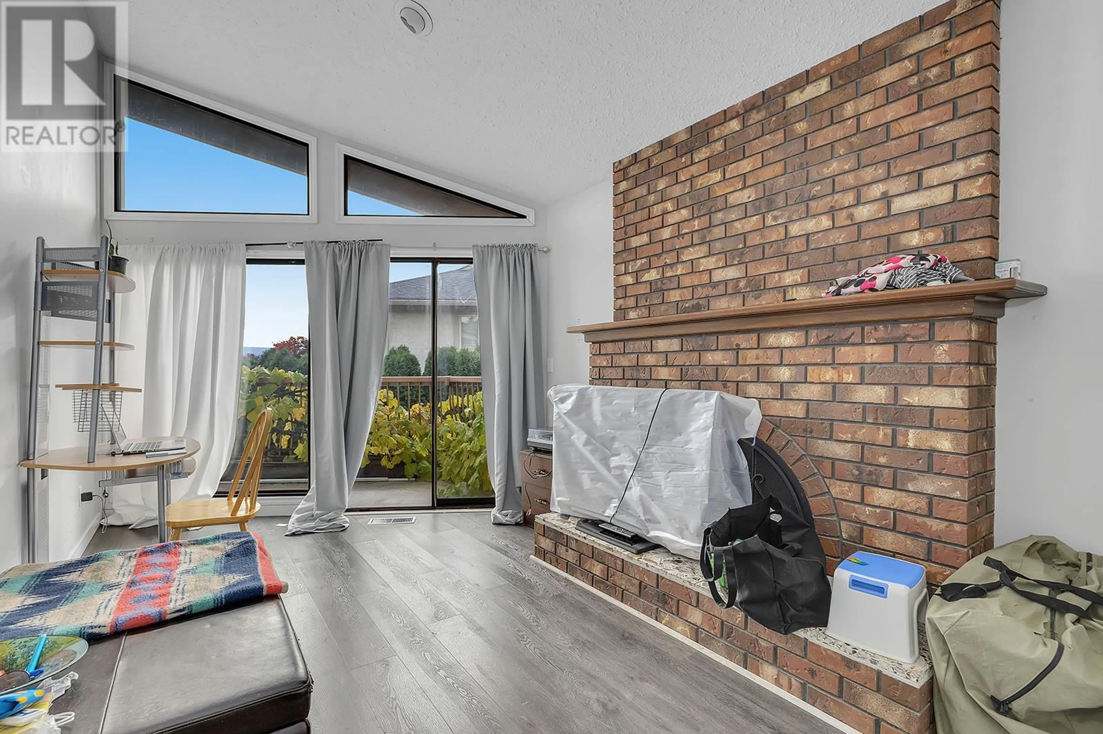 Living room with furniture, unknown for 154 APPLEBROOKE CRESCENT, Kelowna British Columbia V1V1W4