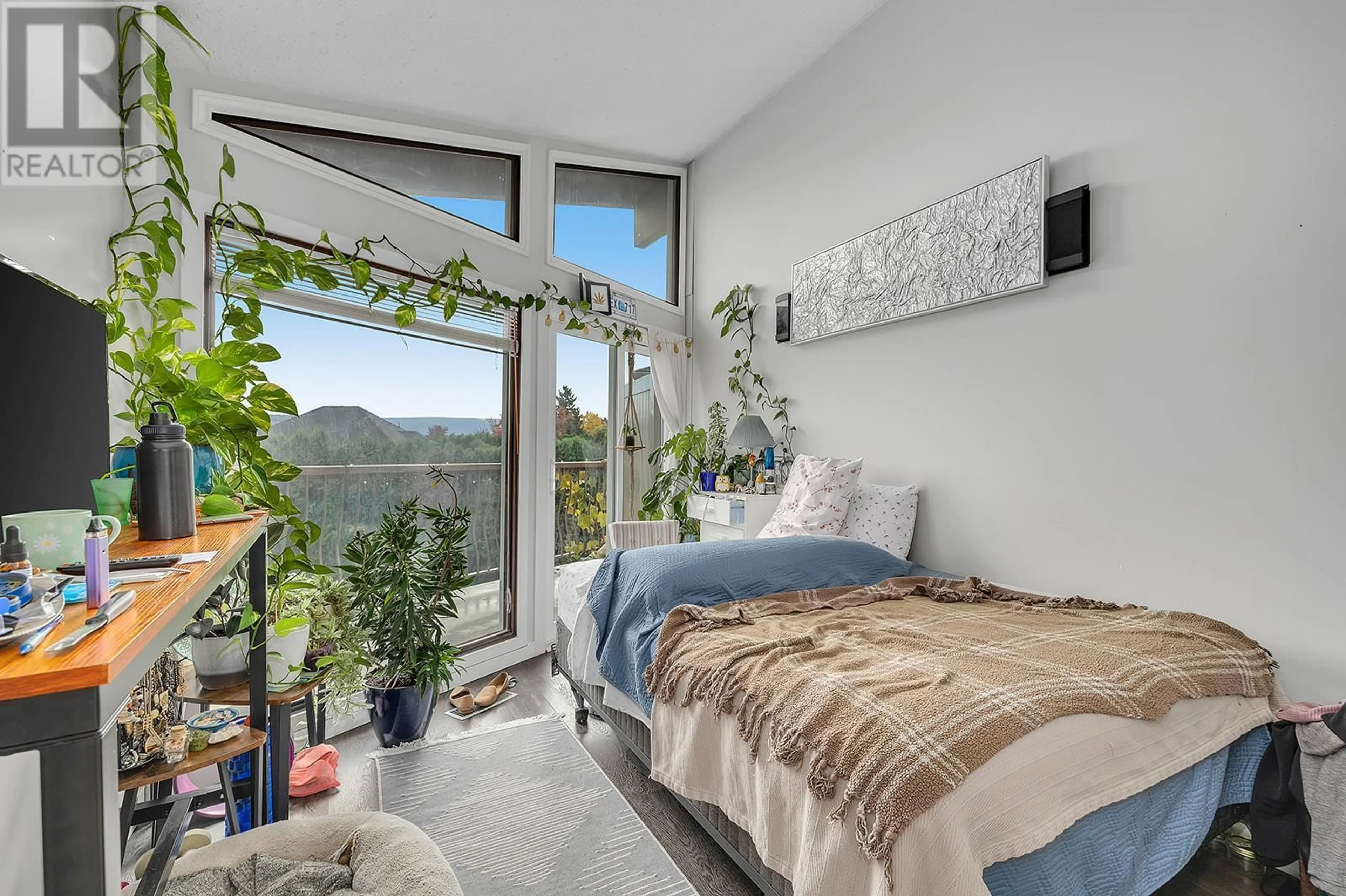 Bedroom with bed, unknown for 154 APPLEBROOKE CRESCENT, Kelowna British Columbia V1V1W4